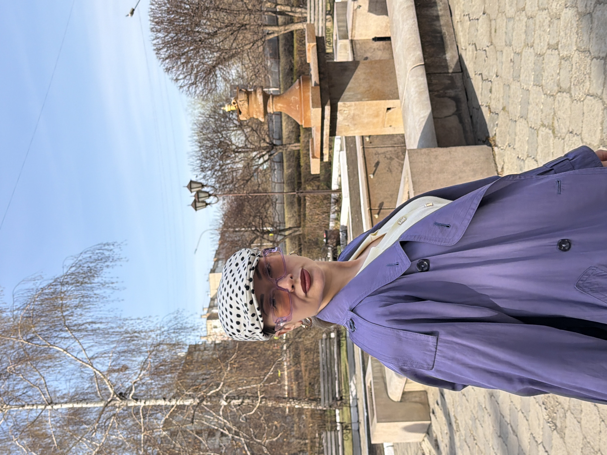 Casual outdoor moments and maintenance work in Krasnoyarsk parks