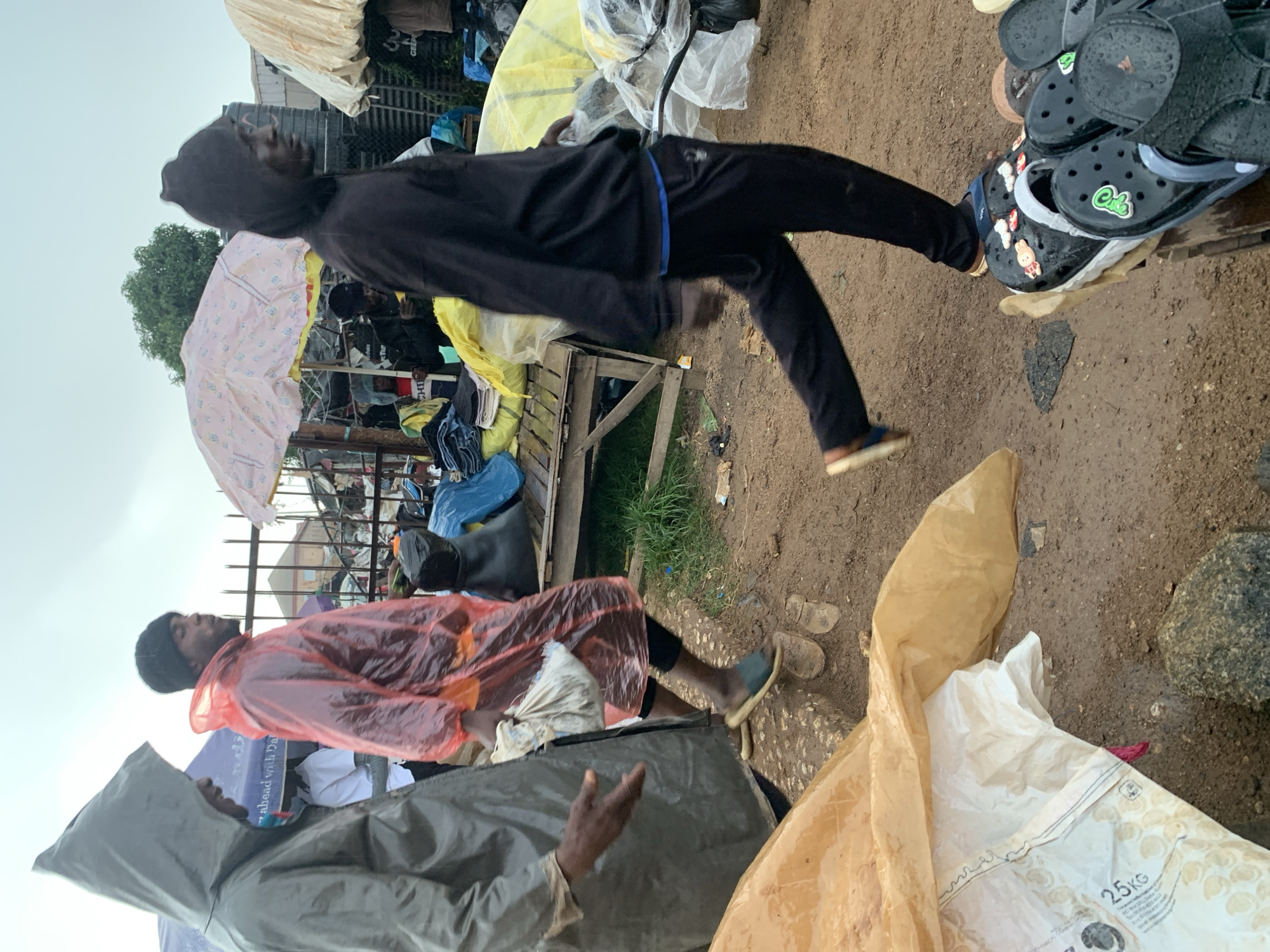 Gura Top market keeps moving through a rainy afternoon
