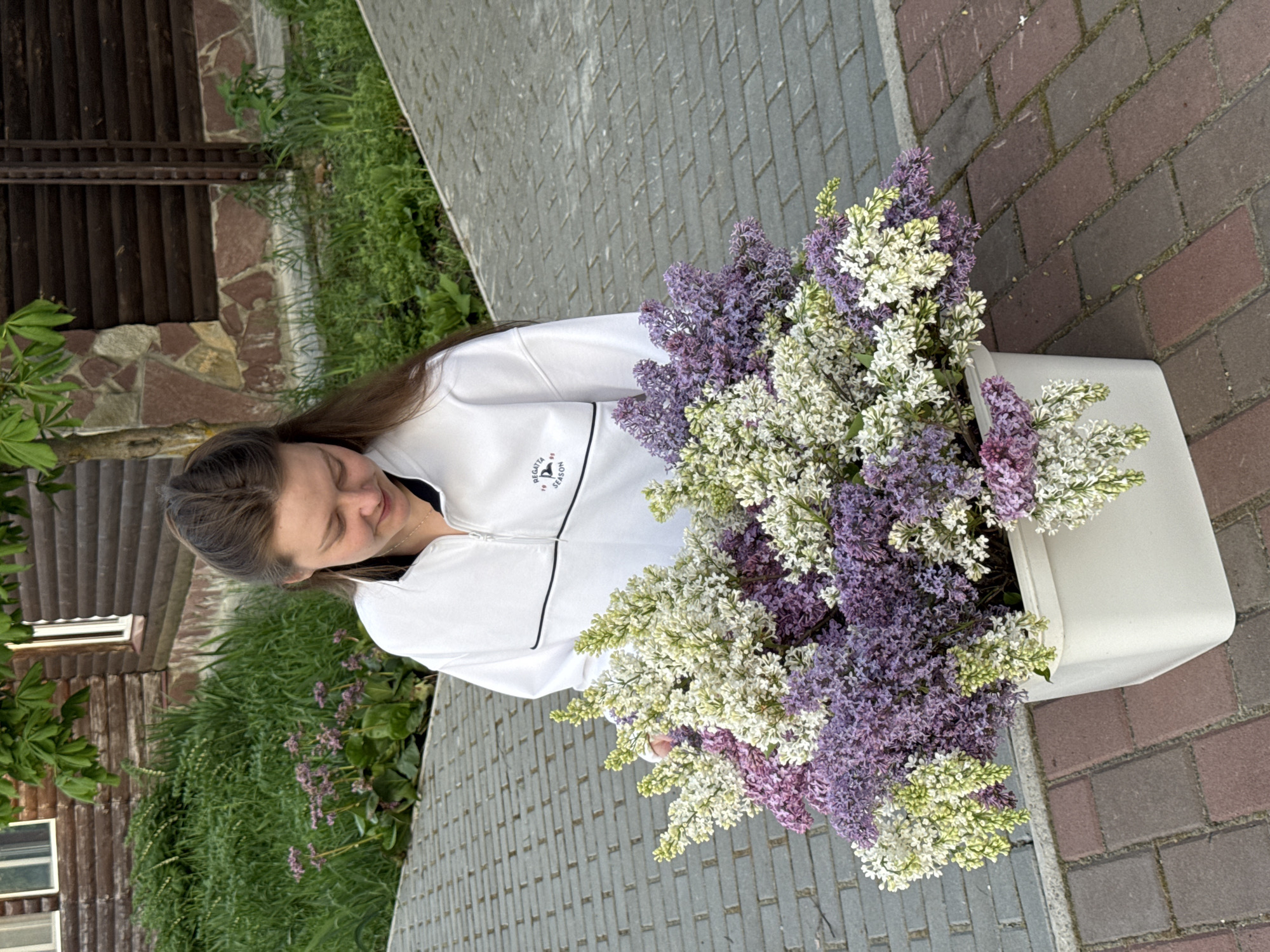 Woman with flower bucket spotted in Ленино, Russia