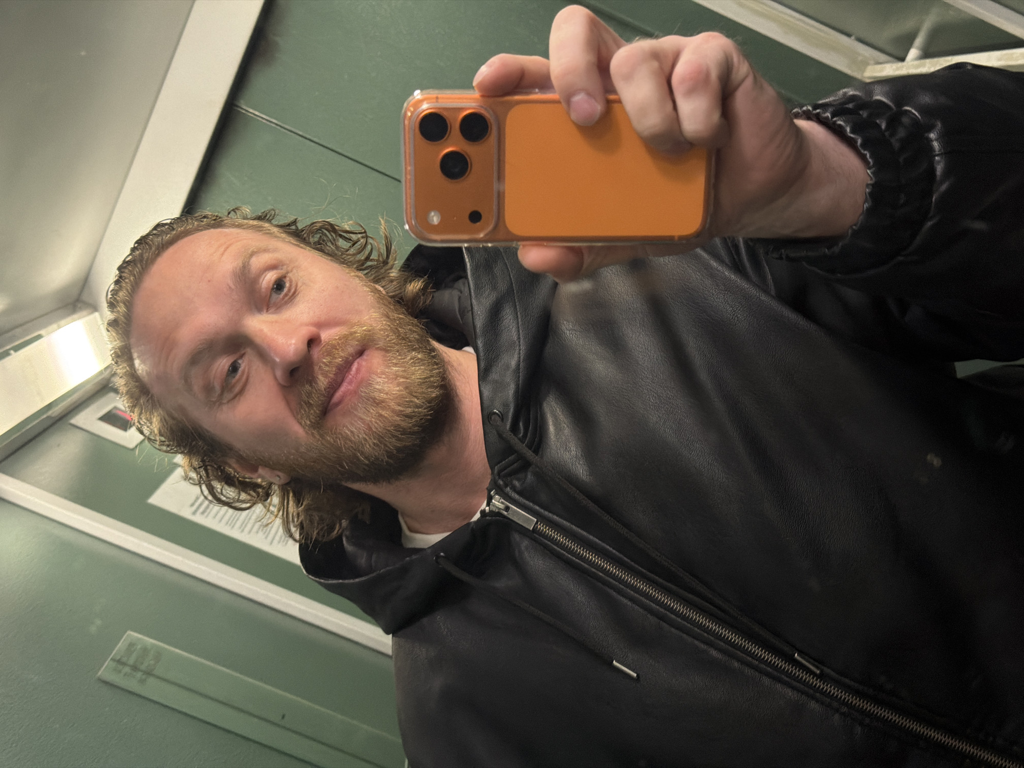 Man documents morning routine with selfies across Saint Petersburg