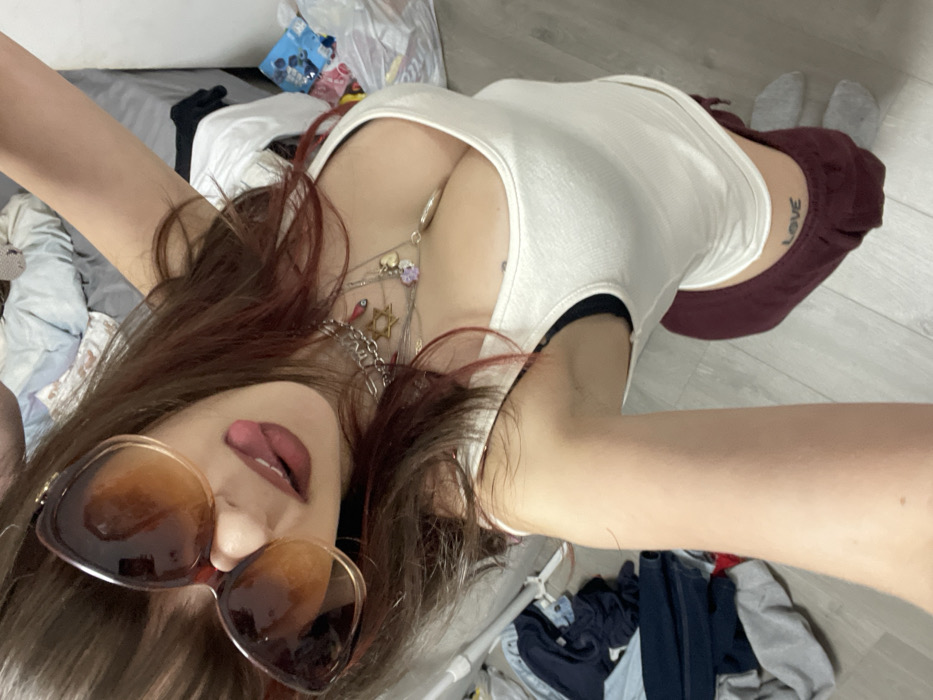 Woman Documents Afternoon Through Series of Selfies in Raanana
