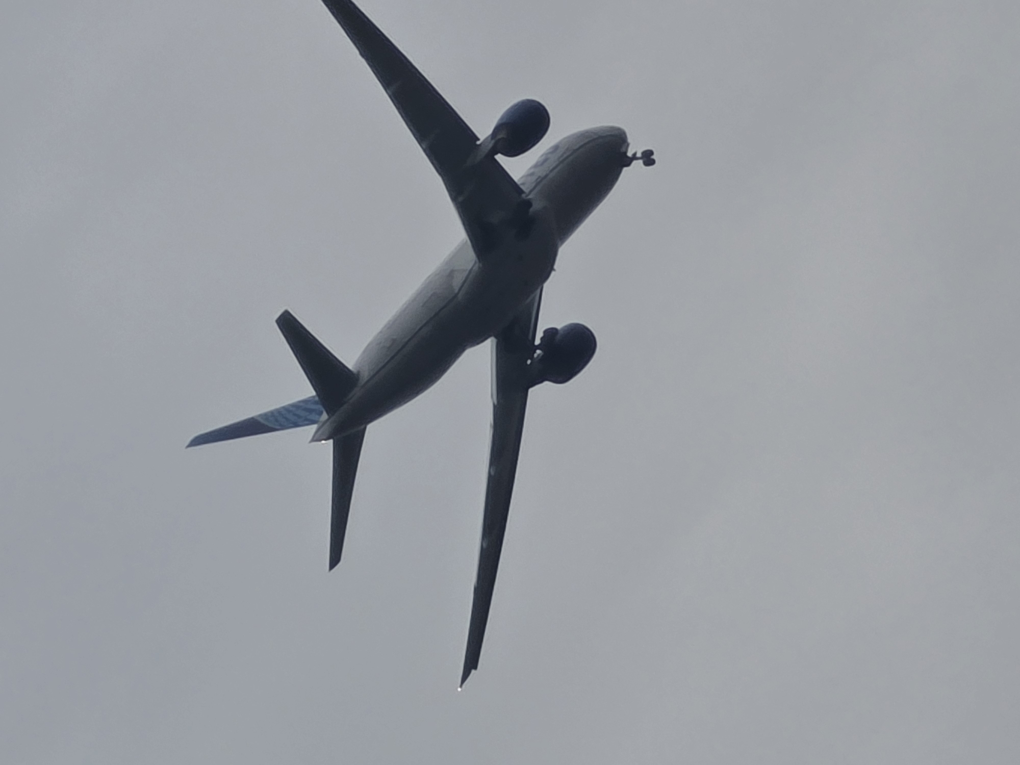 Flat-tired Range Rover, Porsche hauler, and United Airlines approach near Frankfurt