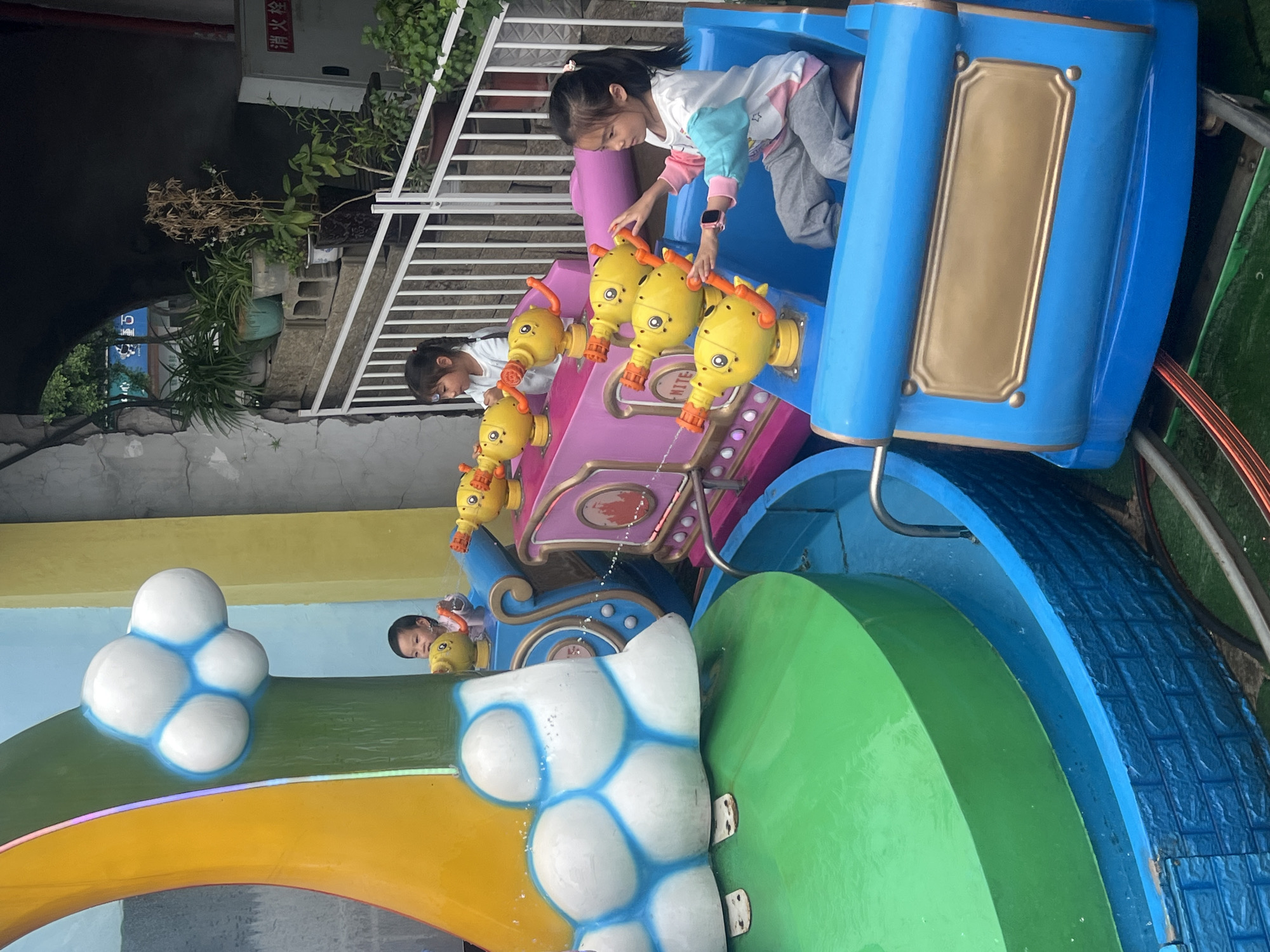 Amusement park rides operate during morning hours in Nan'an District
