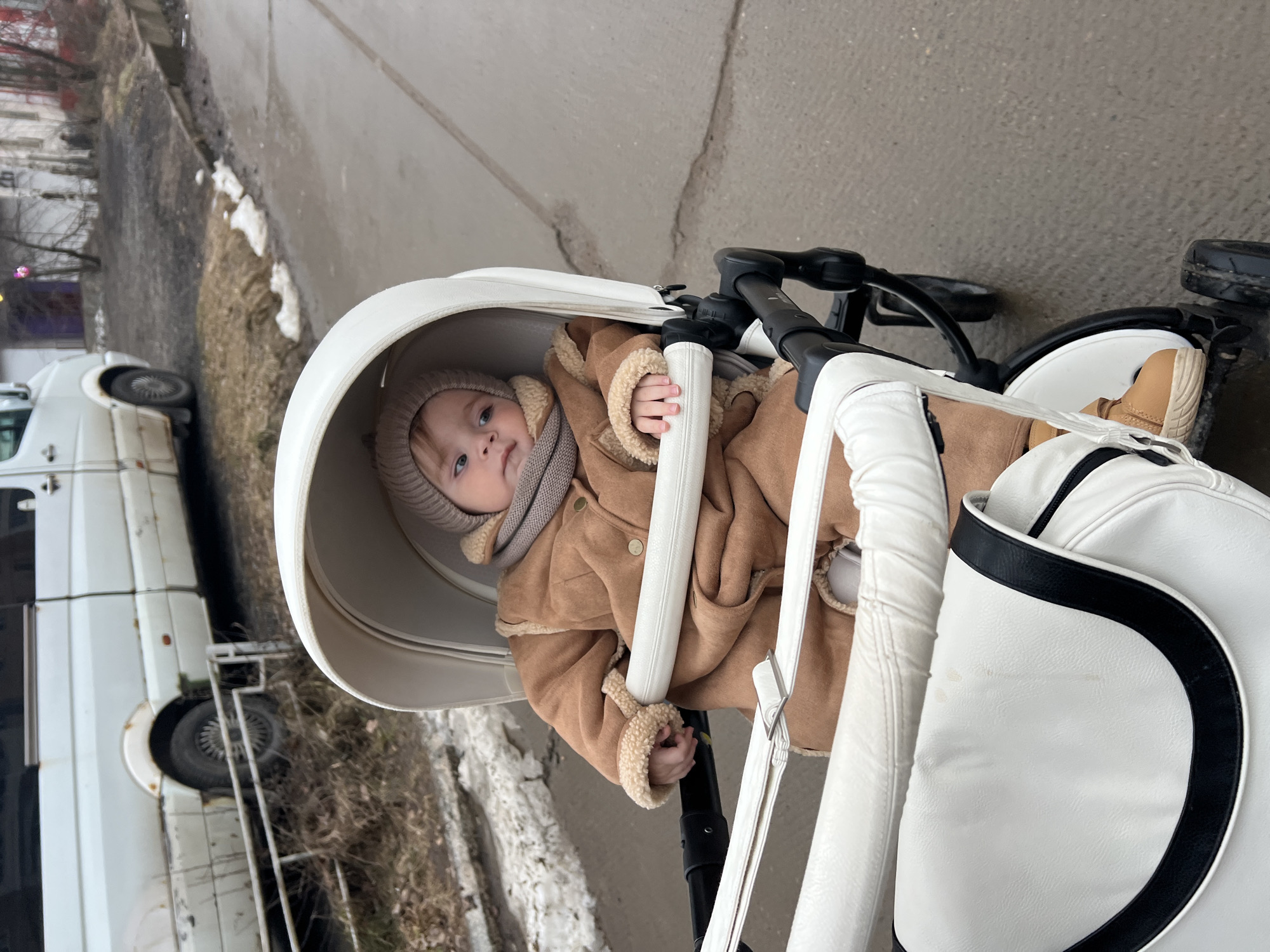 Everyday life documented in Noviy, Russia during spring afternoon