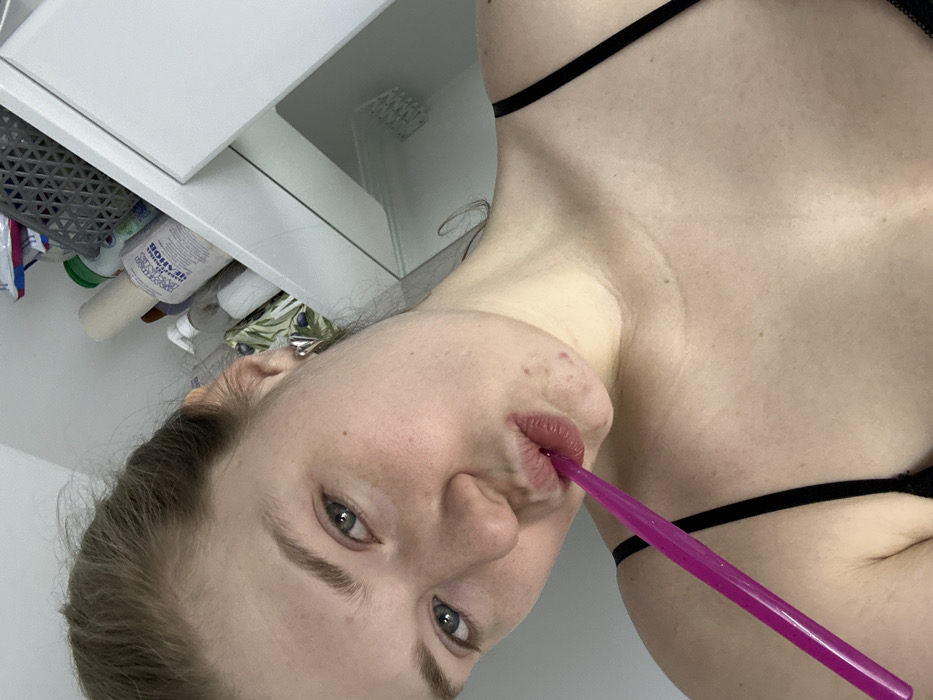 Woman documents Valentine's Day morning routine in Russian town