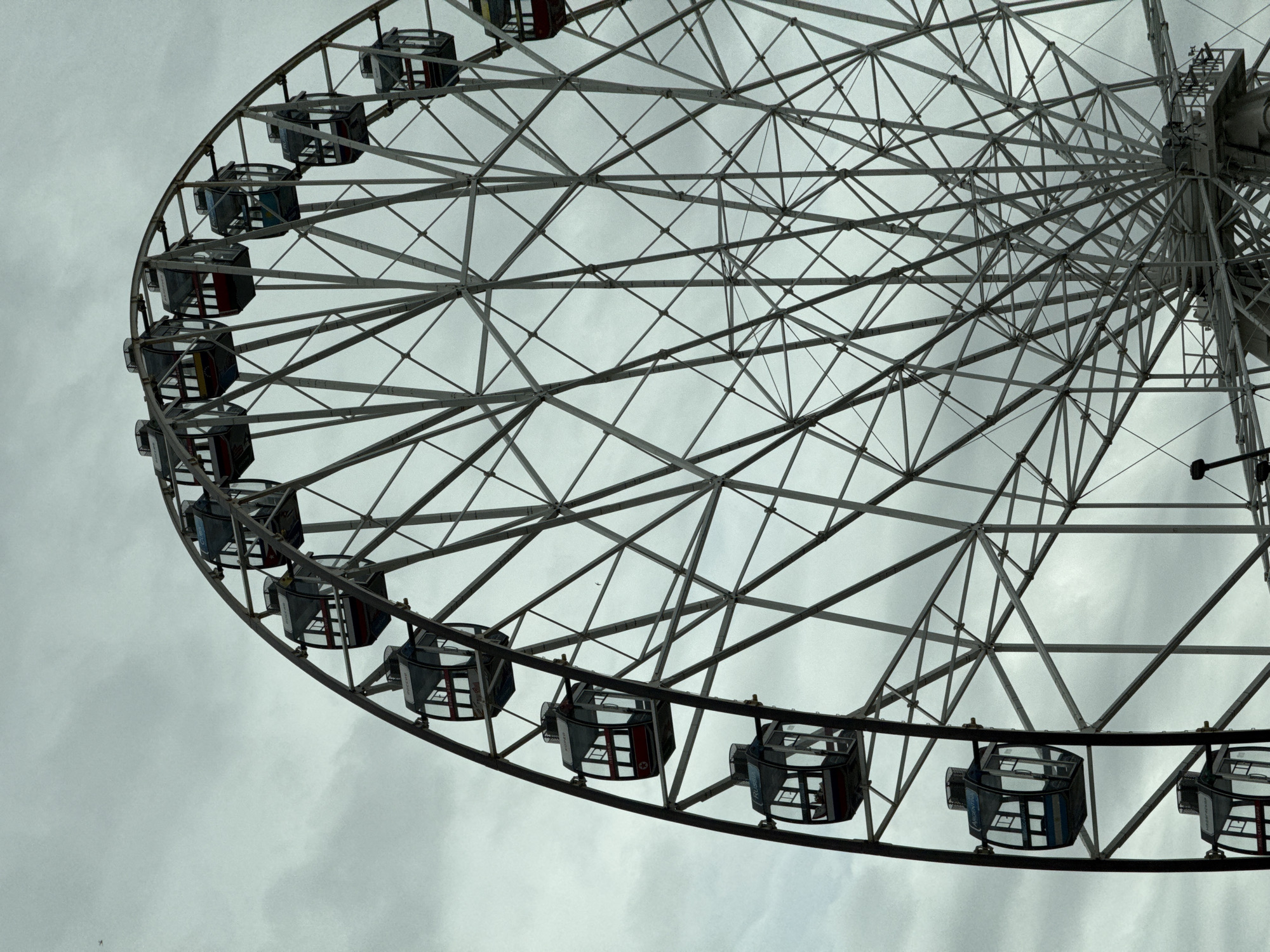 Ferris wheel spotted operating in Kazan under cloudy skies
