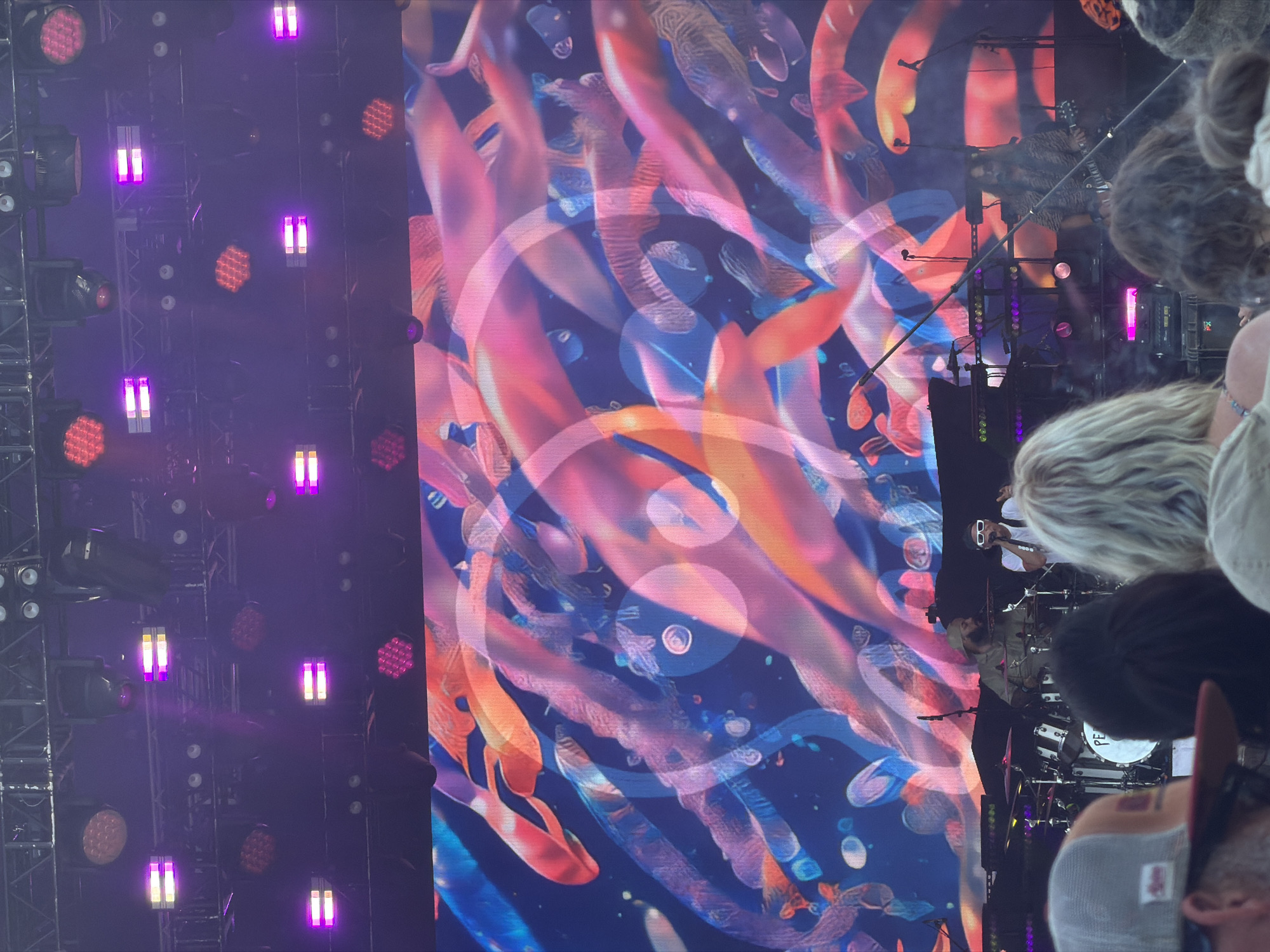 Pepper plays Virginia Beach amphitheater with psychedelic stage visuals