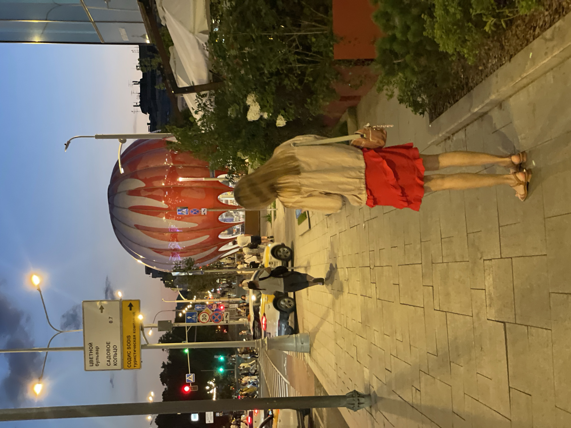 Moscow at dusk: street scenes, a book kiosk, and the metro.