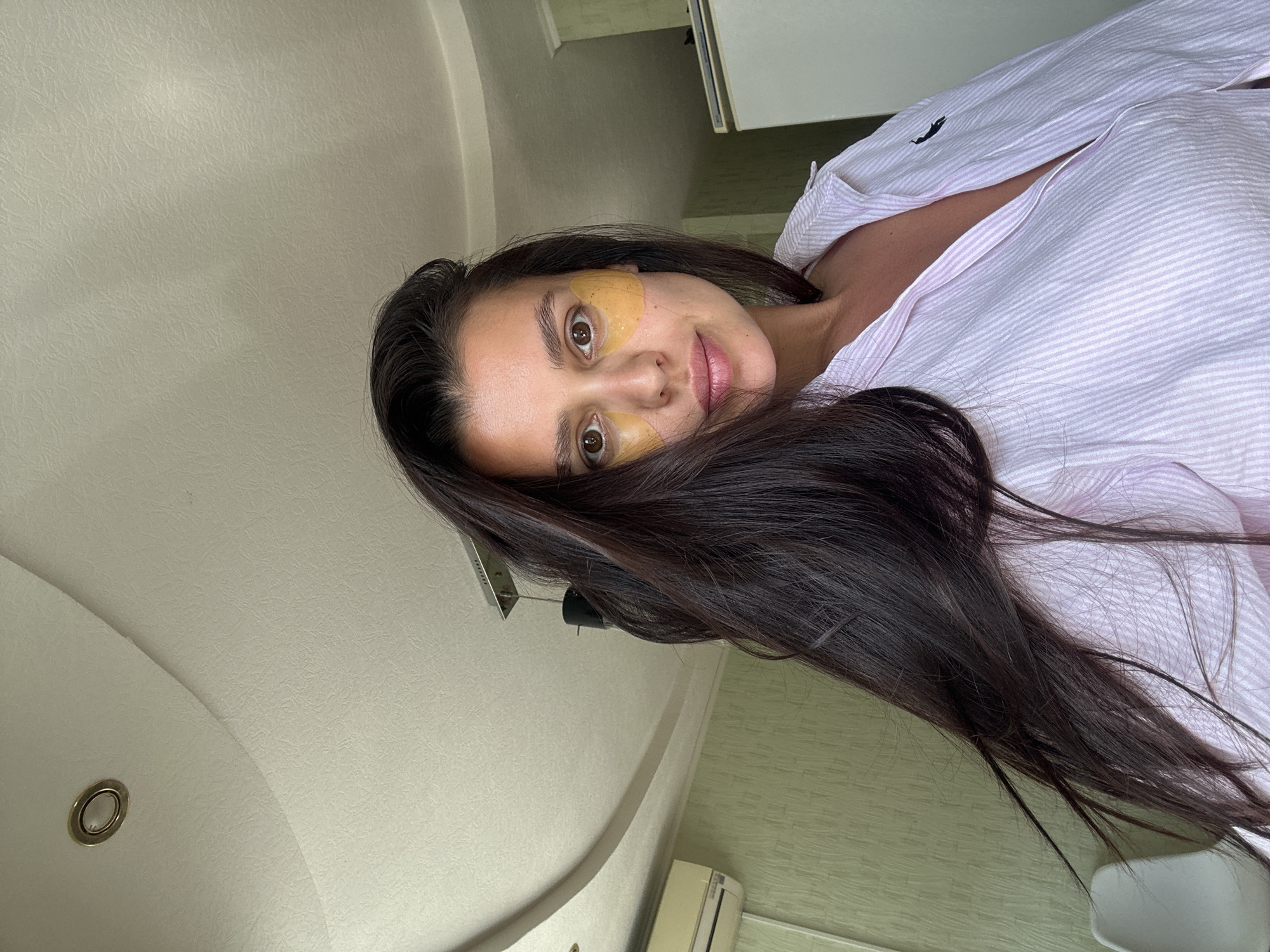 Morning at home in Chaikovsky: selfies, skincare, and quiet interiors