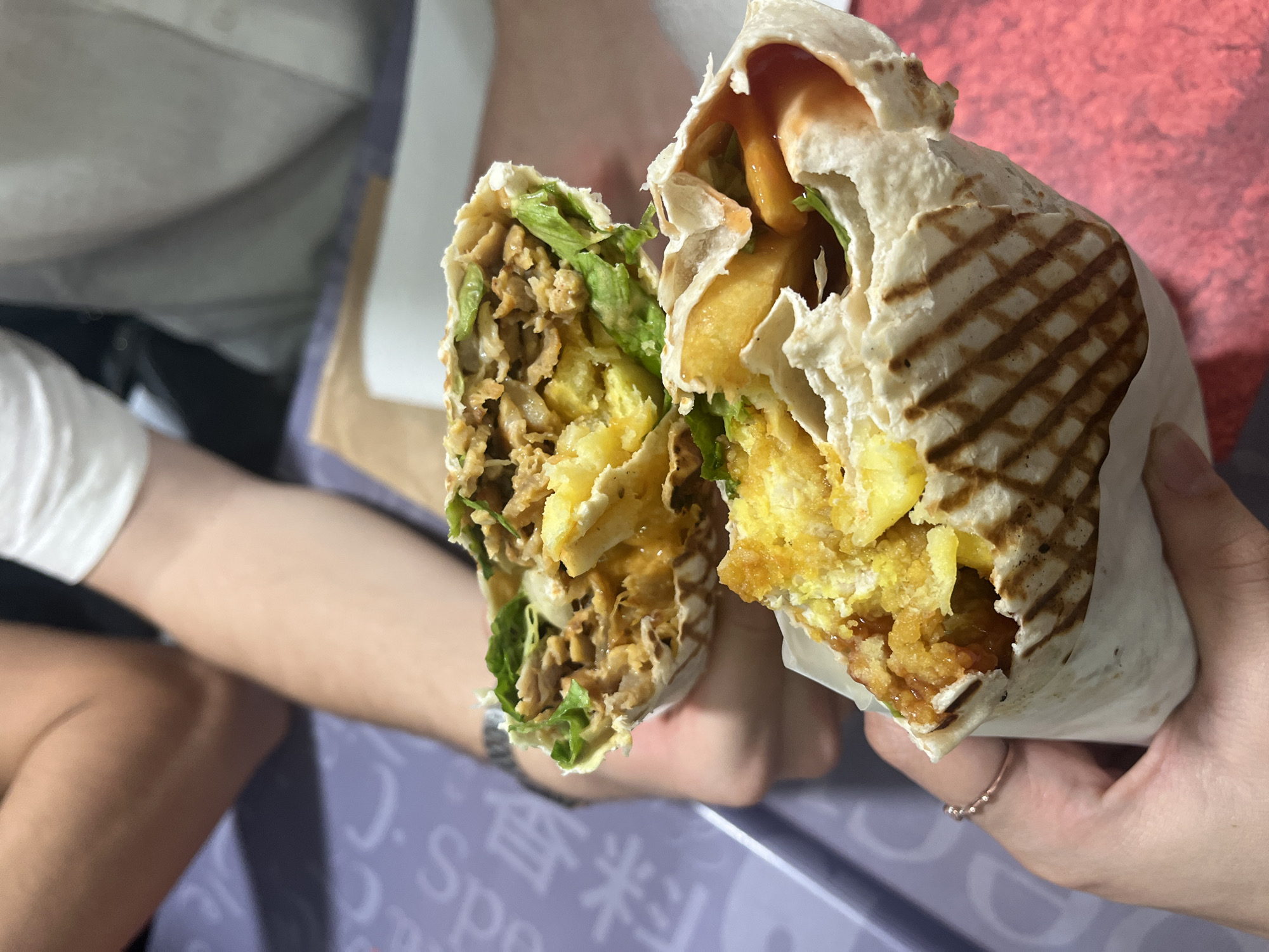 Late-night shawarma consumption documented in Lyon, France