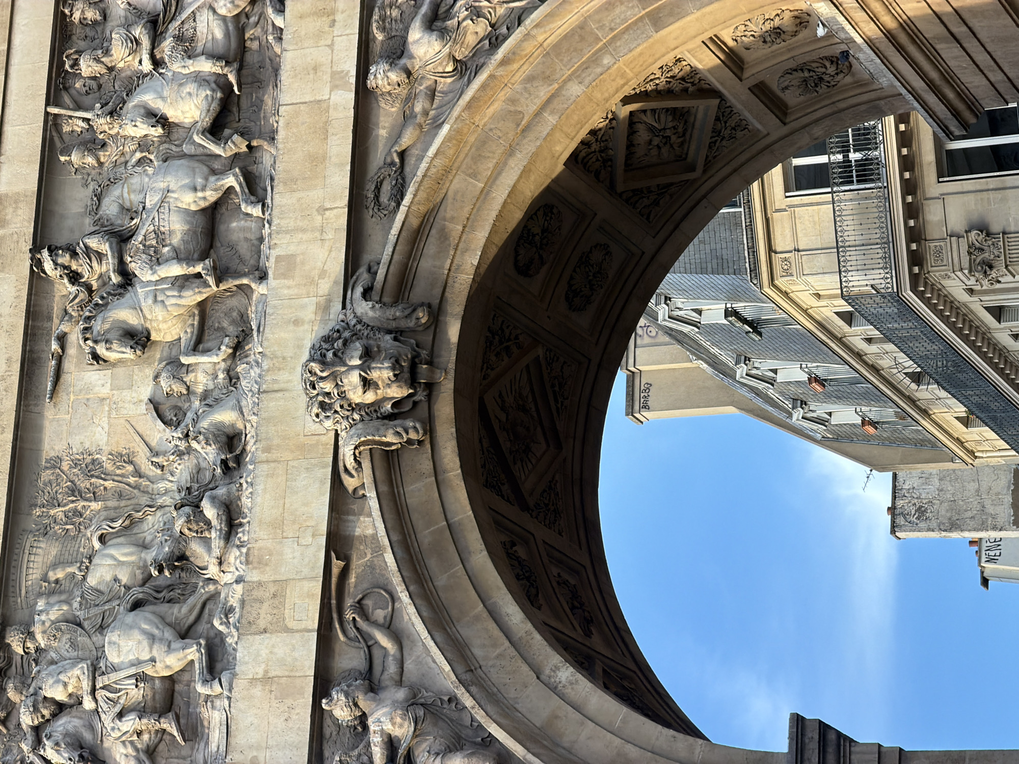 Tourist captures afternoon stroll through central Paris landmarks