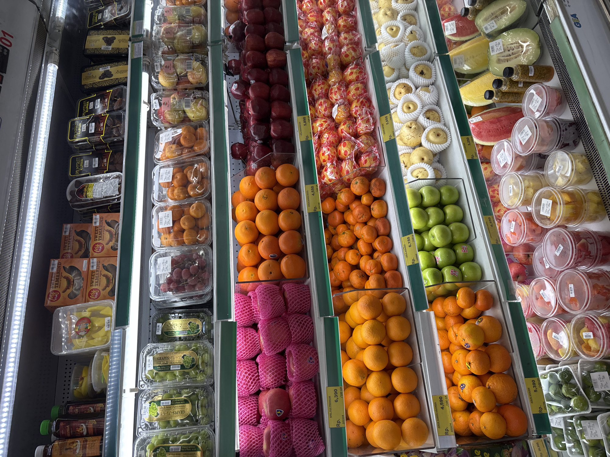 Supermarket fruit display observed in Kuta Selatan, Indonesia