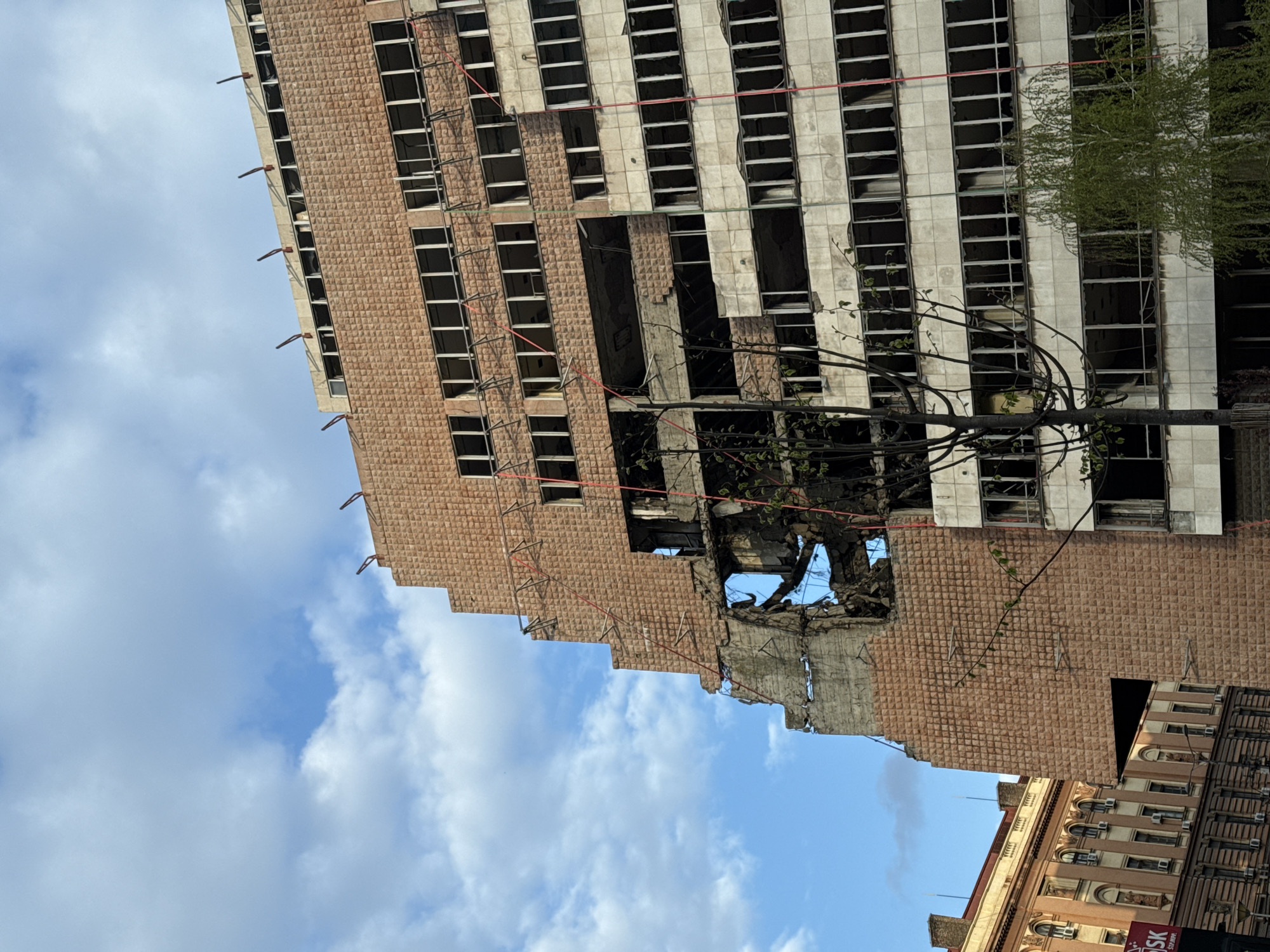 Belgrade scenes include damaged Generalštab building, street fashion documentation