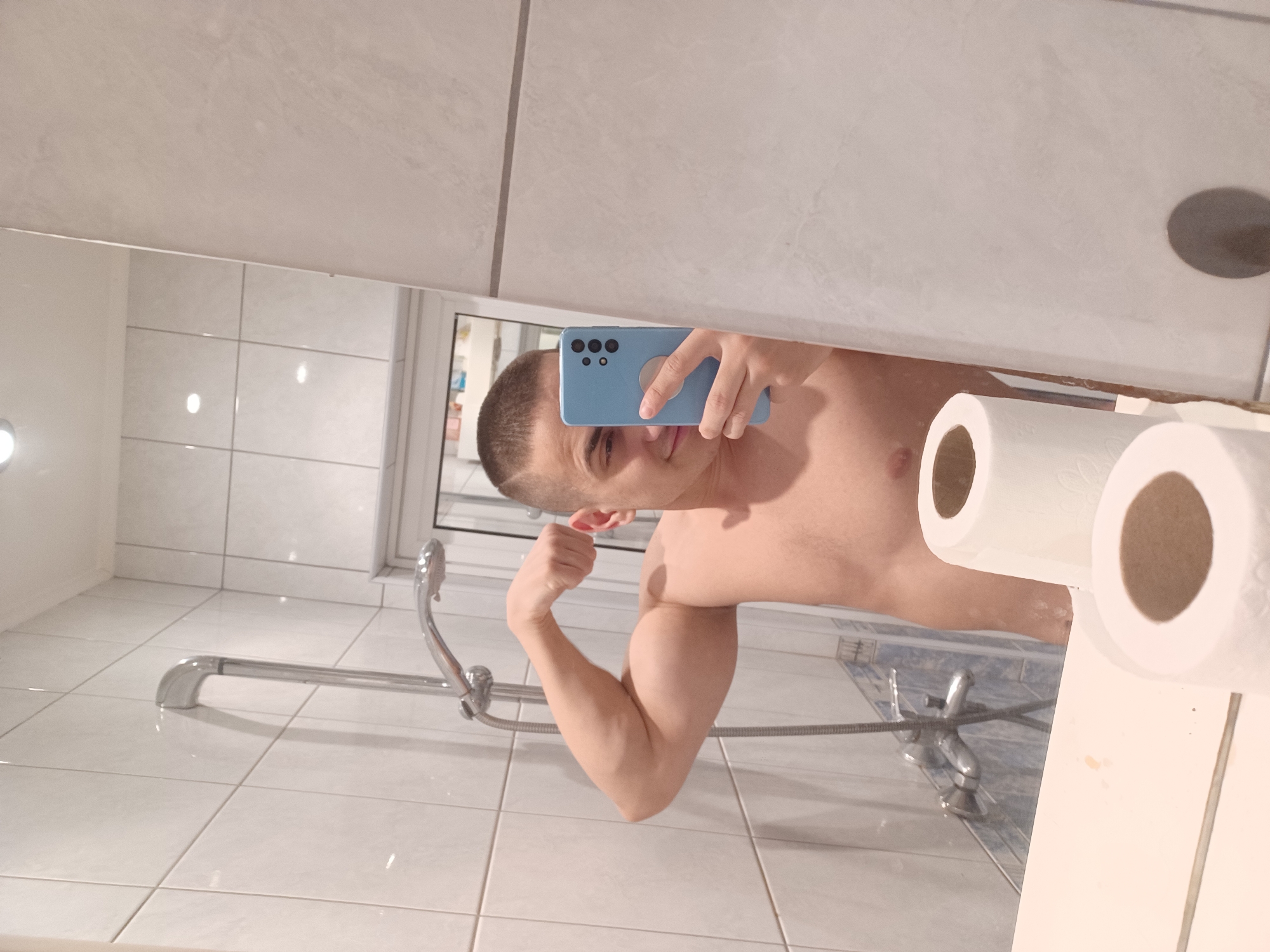 Man takes flexing mirror selfie in Varna bathroom