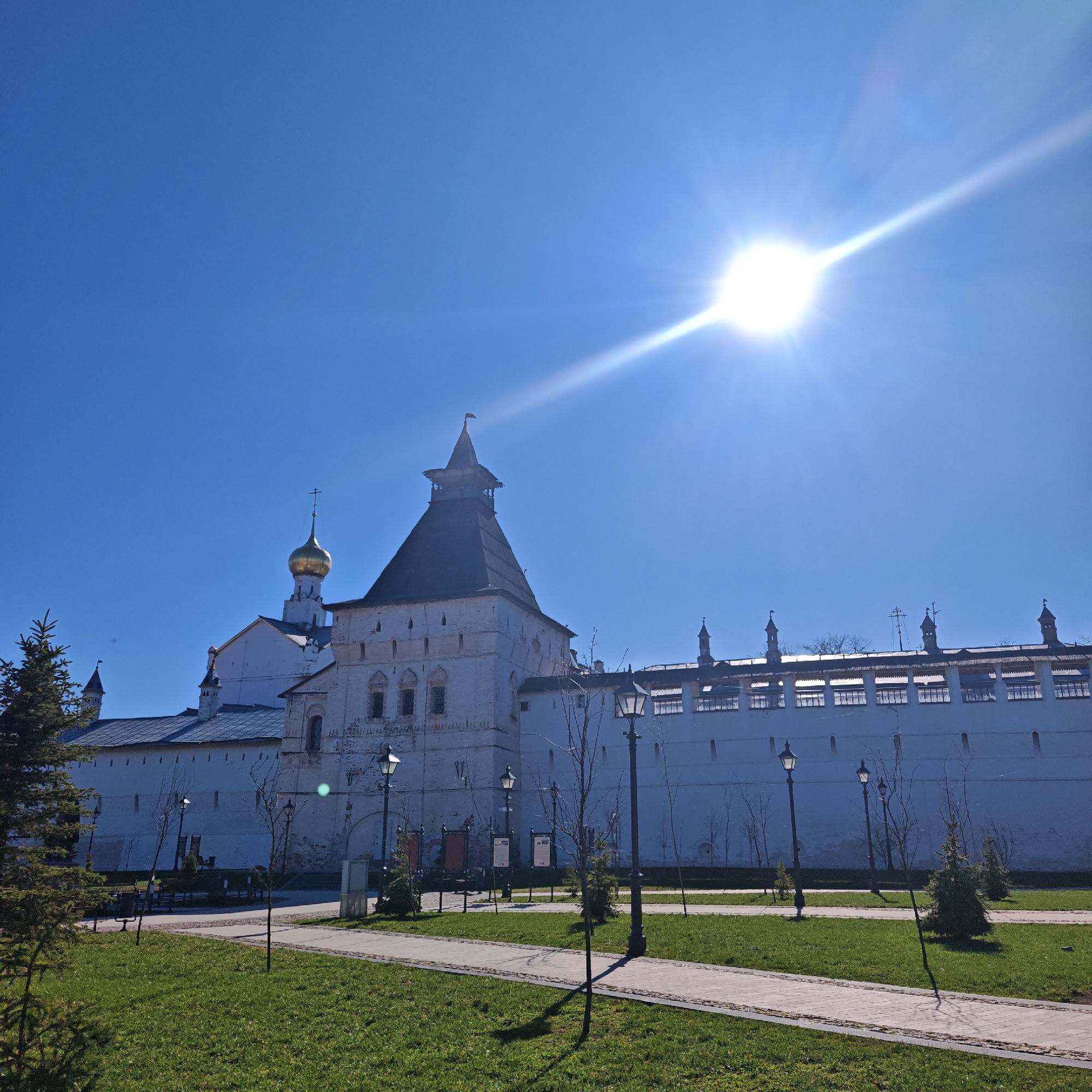 Historic white-walled complex photographed under clear skies in Rostov