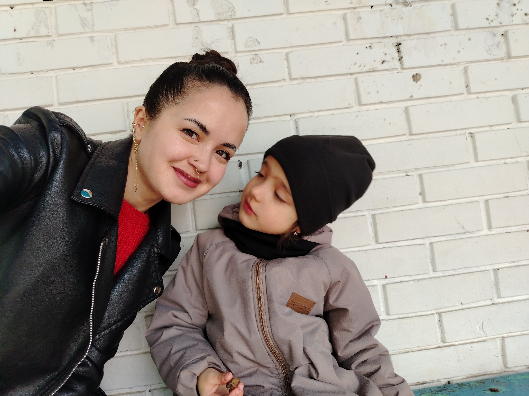Daily life moments captured across Noviy, Russia morning scenes