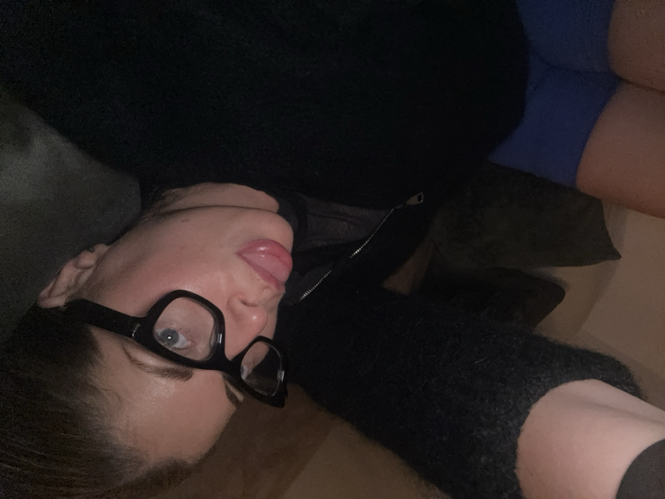 Playful selfies and apology text shared in Saint-Ouen-sur-Seine
