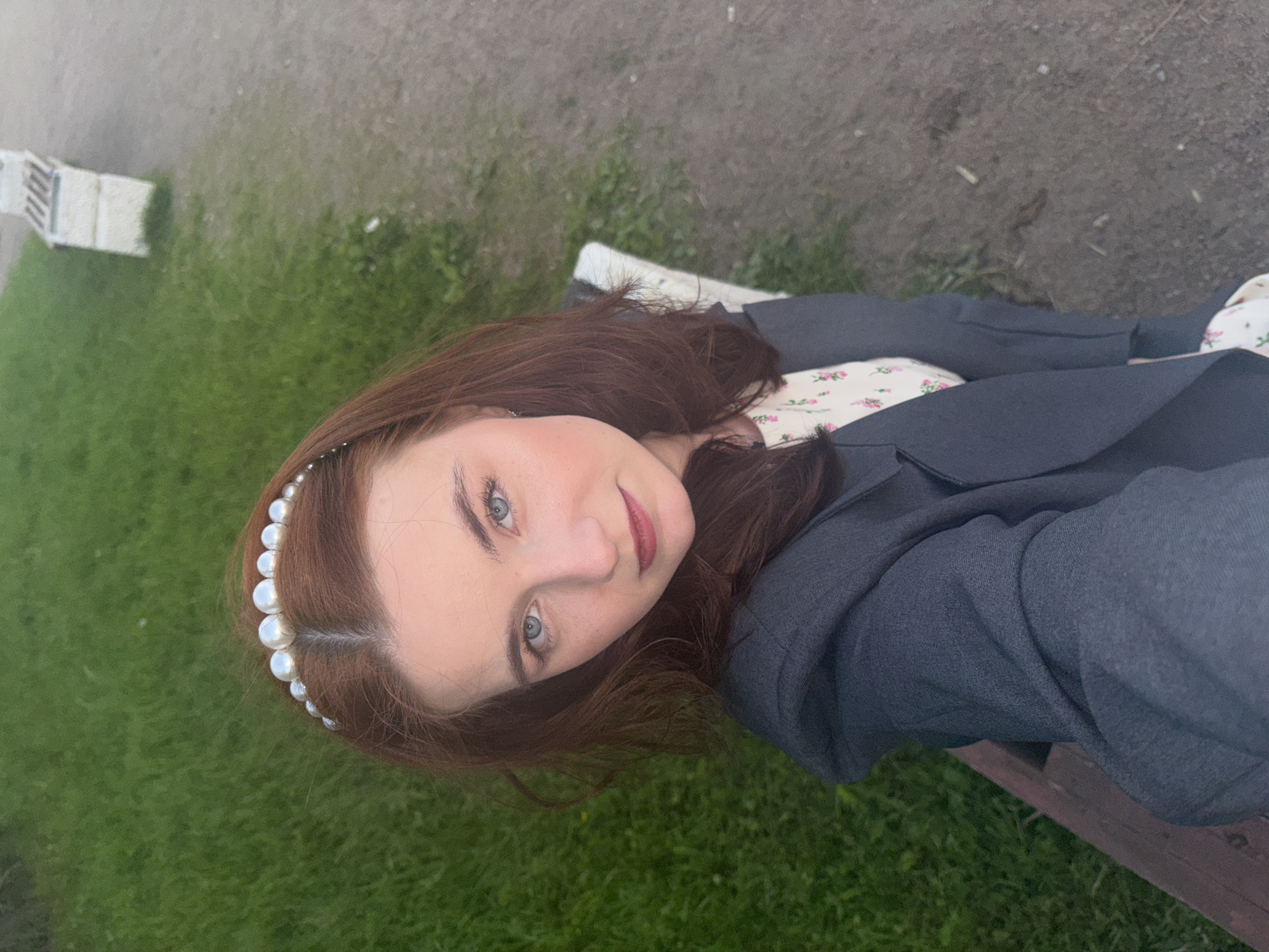 Woman photographed in outdoor portrait session in Saint Petersburg park
