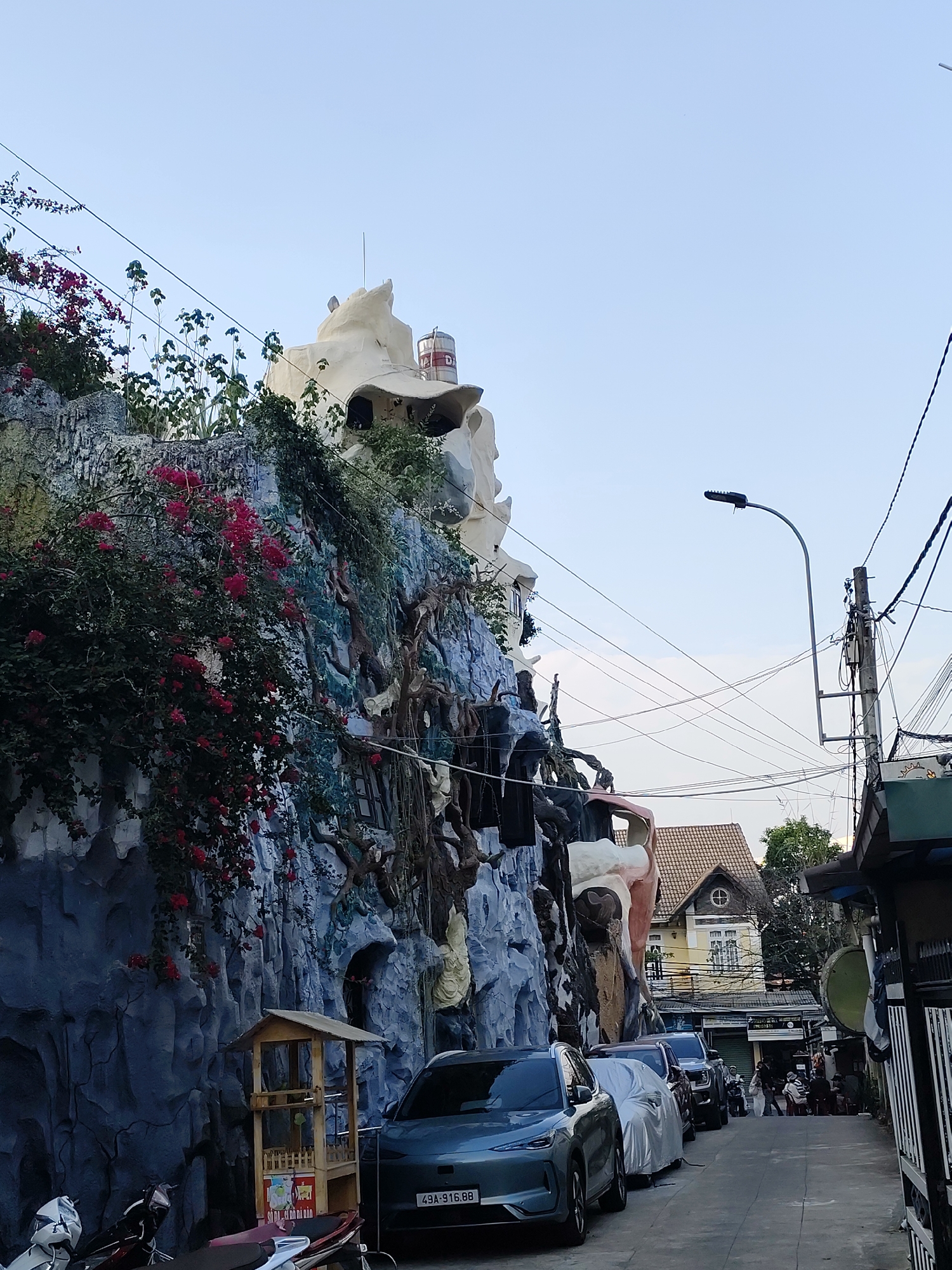 Tourist captures Da Lat's iconic Crazy House and cathedral