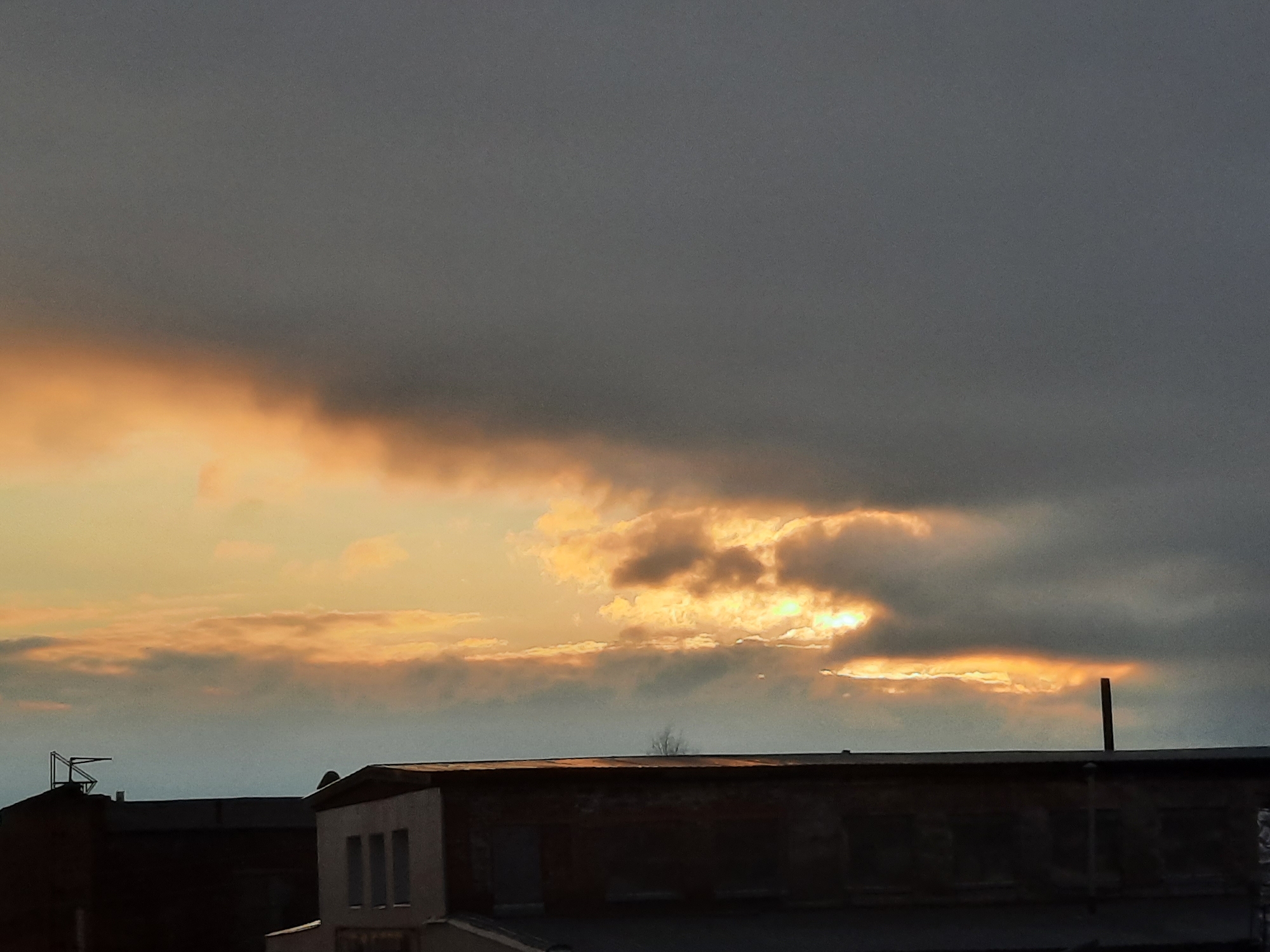 Dramatic sunset, spring thaw documented in Krasnogorskoye, Russia