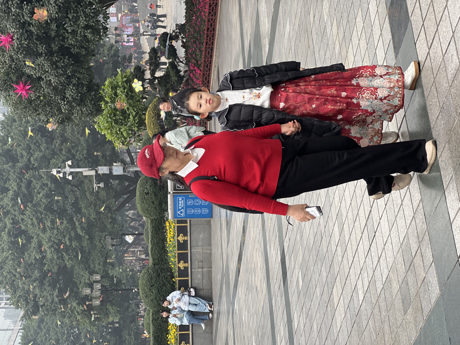 Morning street life captured in busy Chongqing district