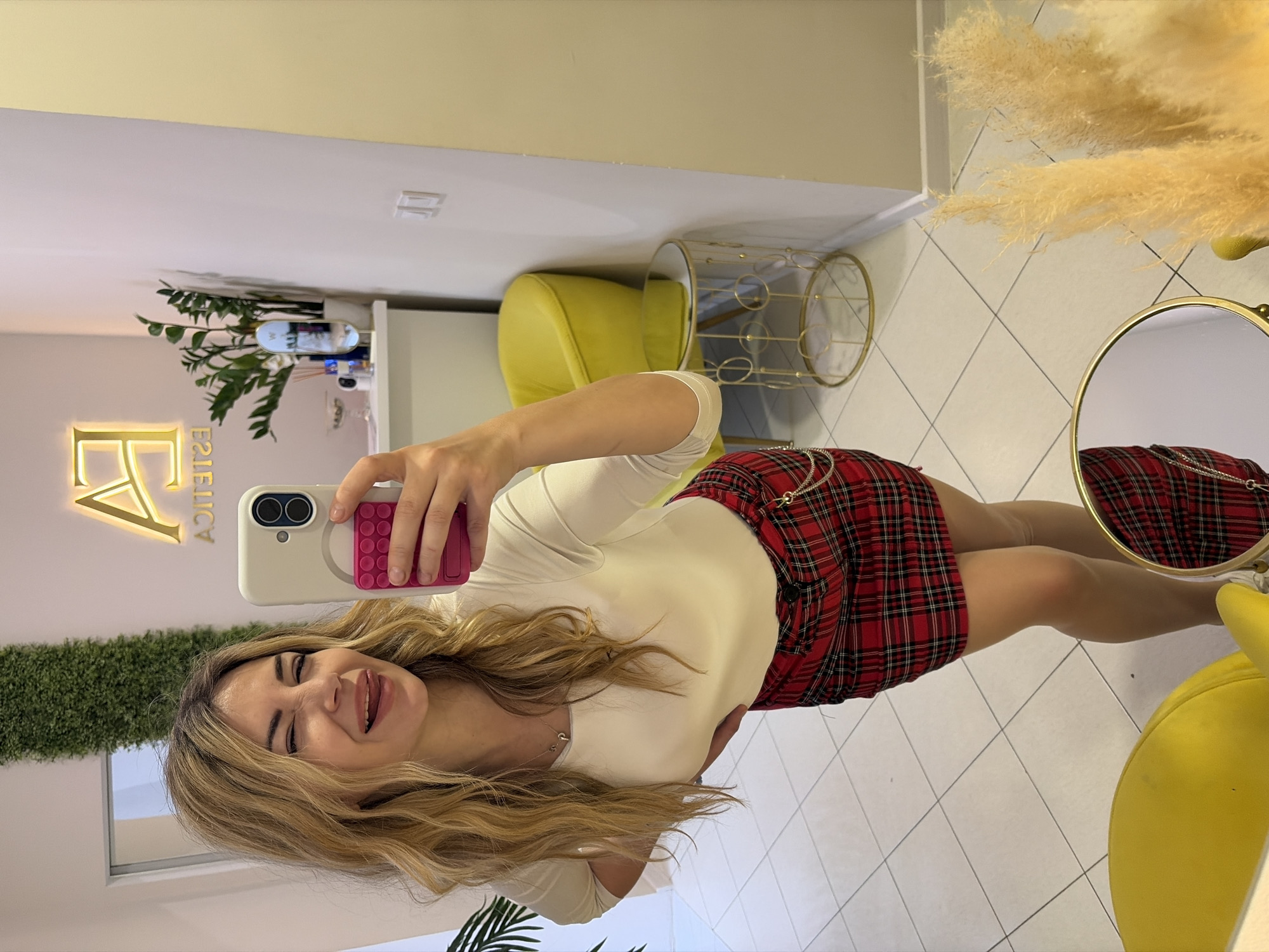 Woman documents morning routine with selfies in Budva