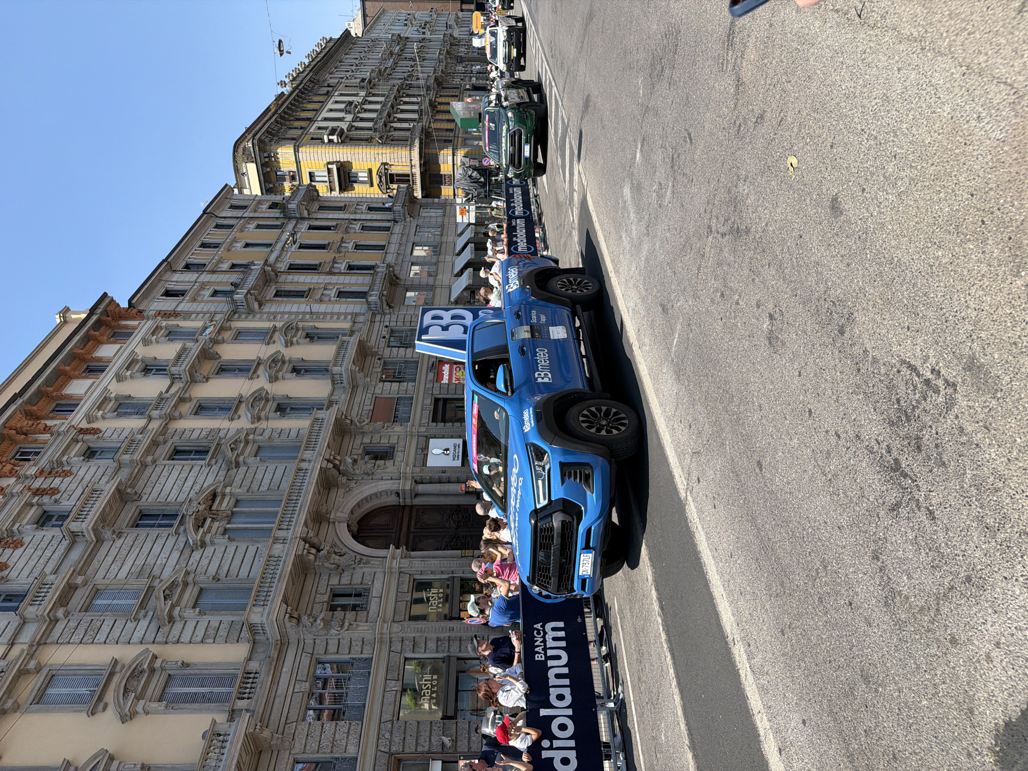 Giro d'Italia procession rolls through Milan streets