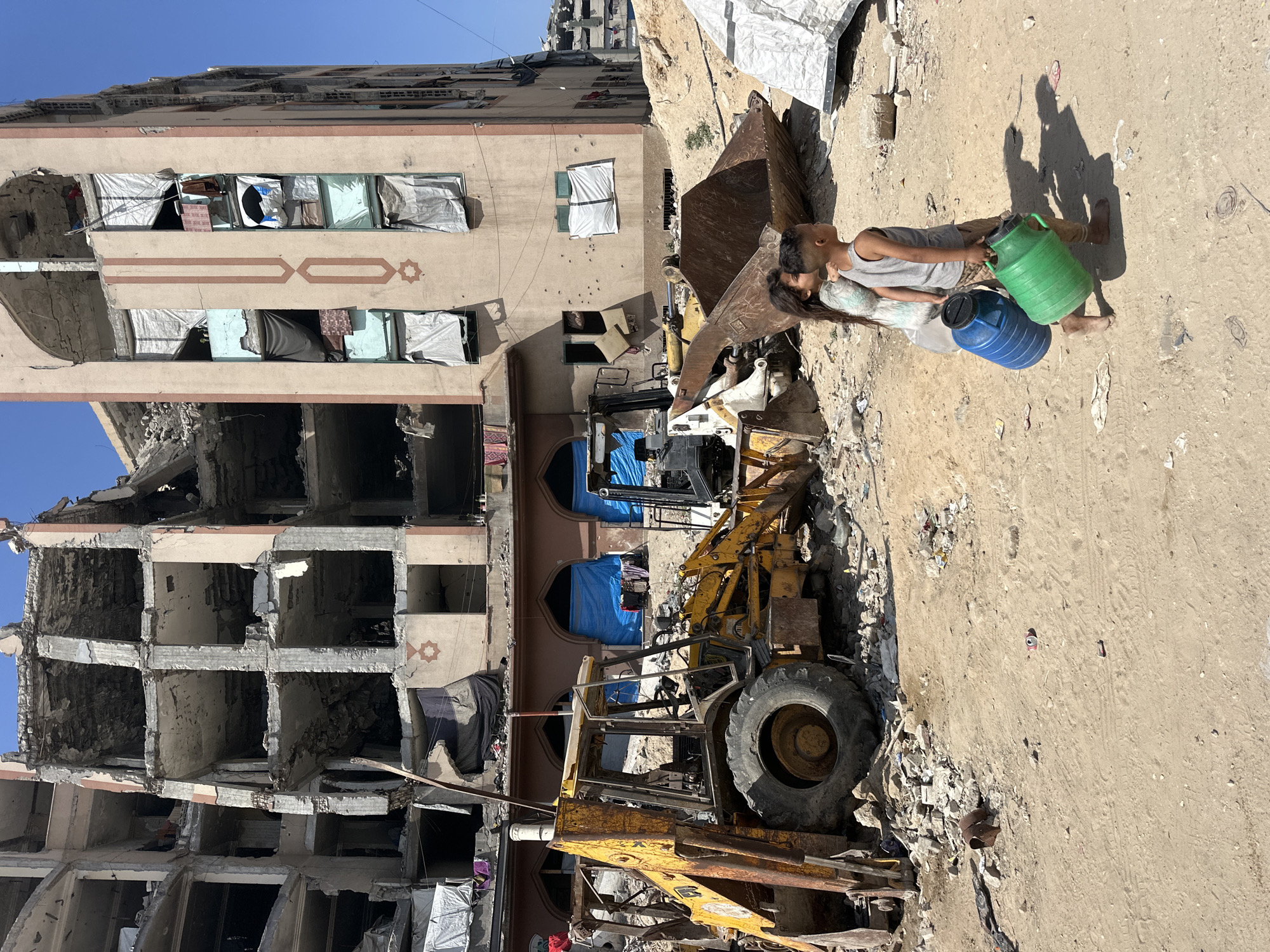 Gaza residents queue for water amid damaged infrastructure