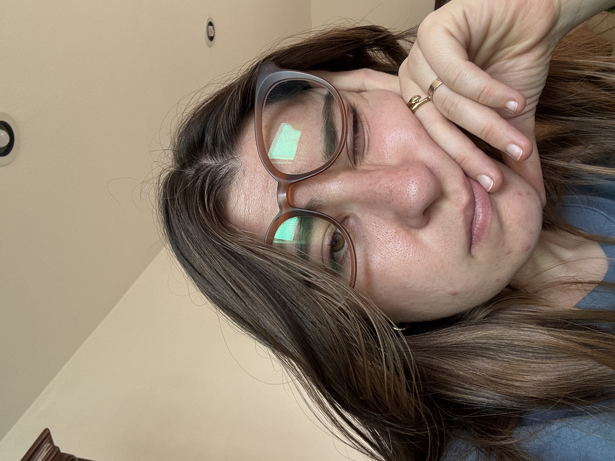 Woman photographed during indoor session with laptop in Puebla