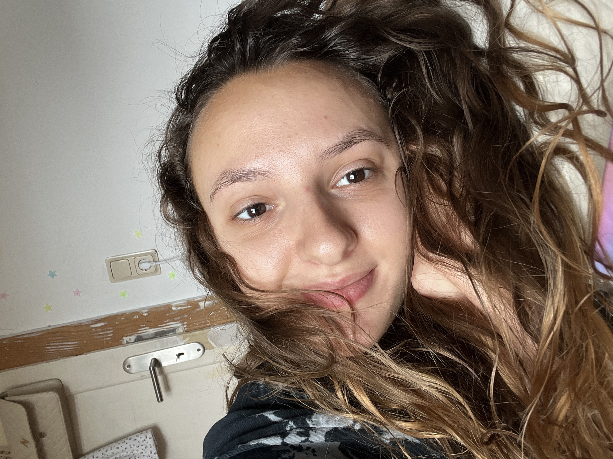 Woman photographed multiple times in Saarbrücken indoor setting