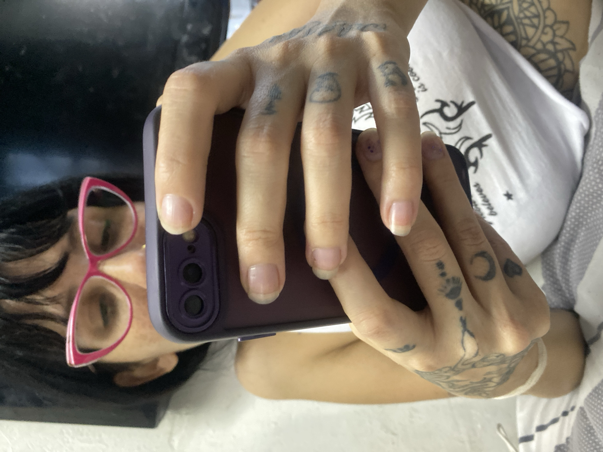 Person with pink glasses uses purple-cased phone in Buenos Aires