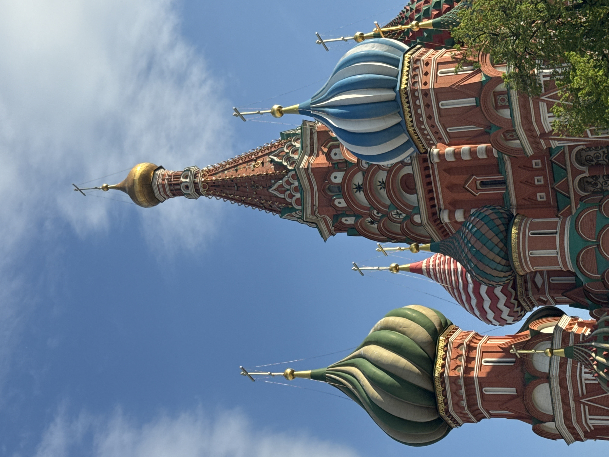 Afternoon scenes documented across central Moscow landmarks and streets