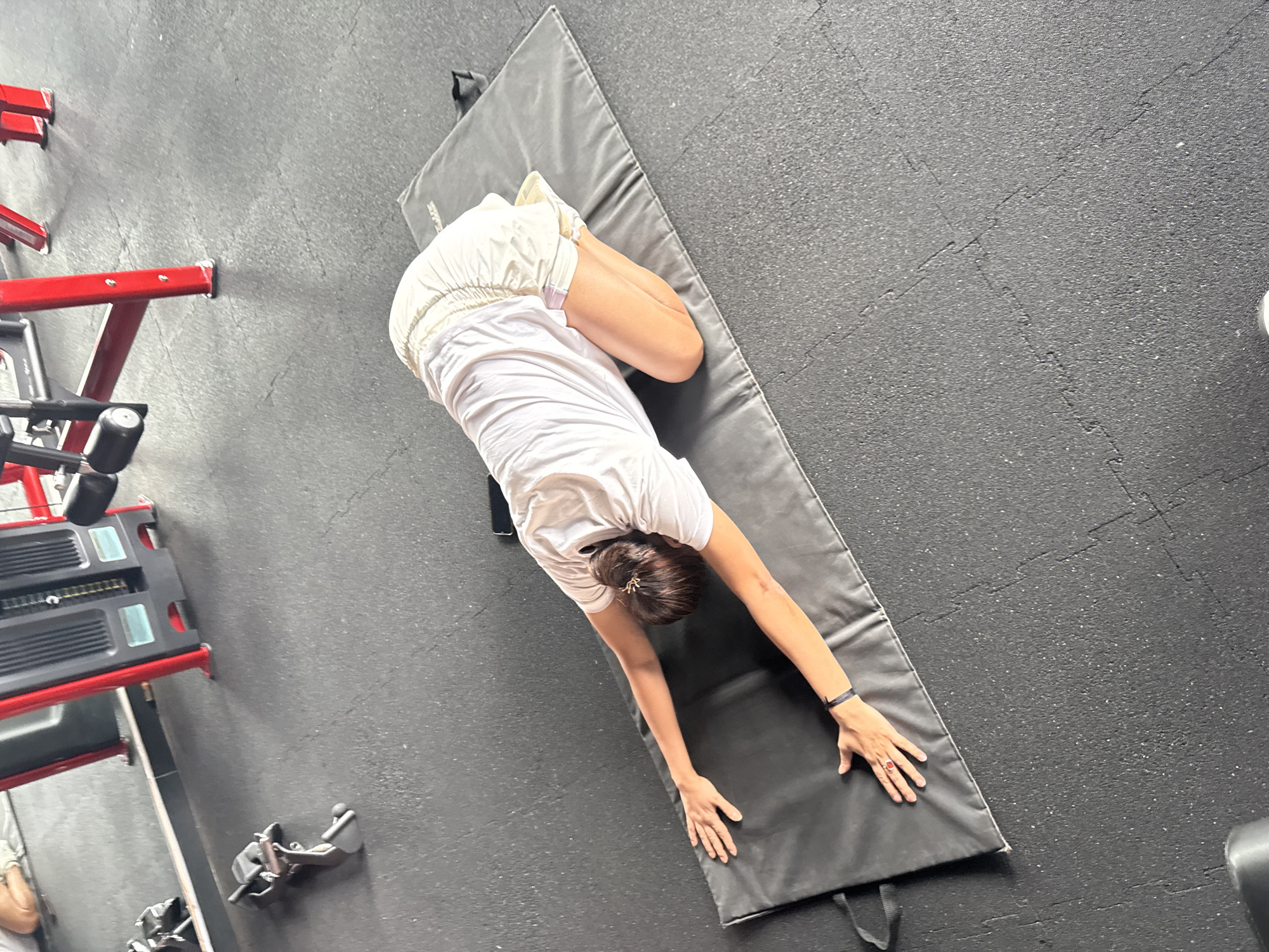 Solo gym session in Kolkata — workouts, stretches, and mirror selfies
