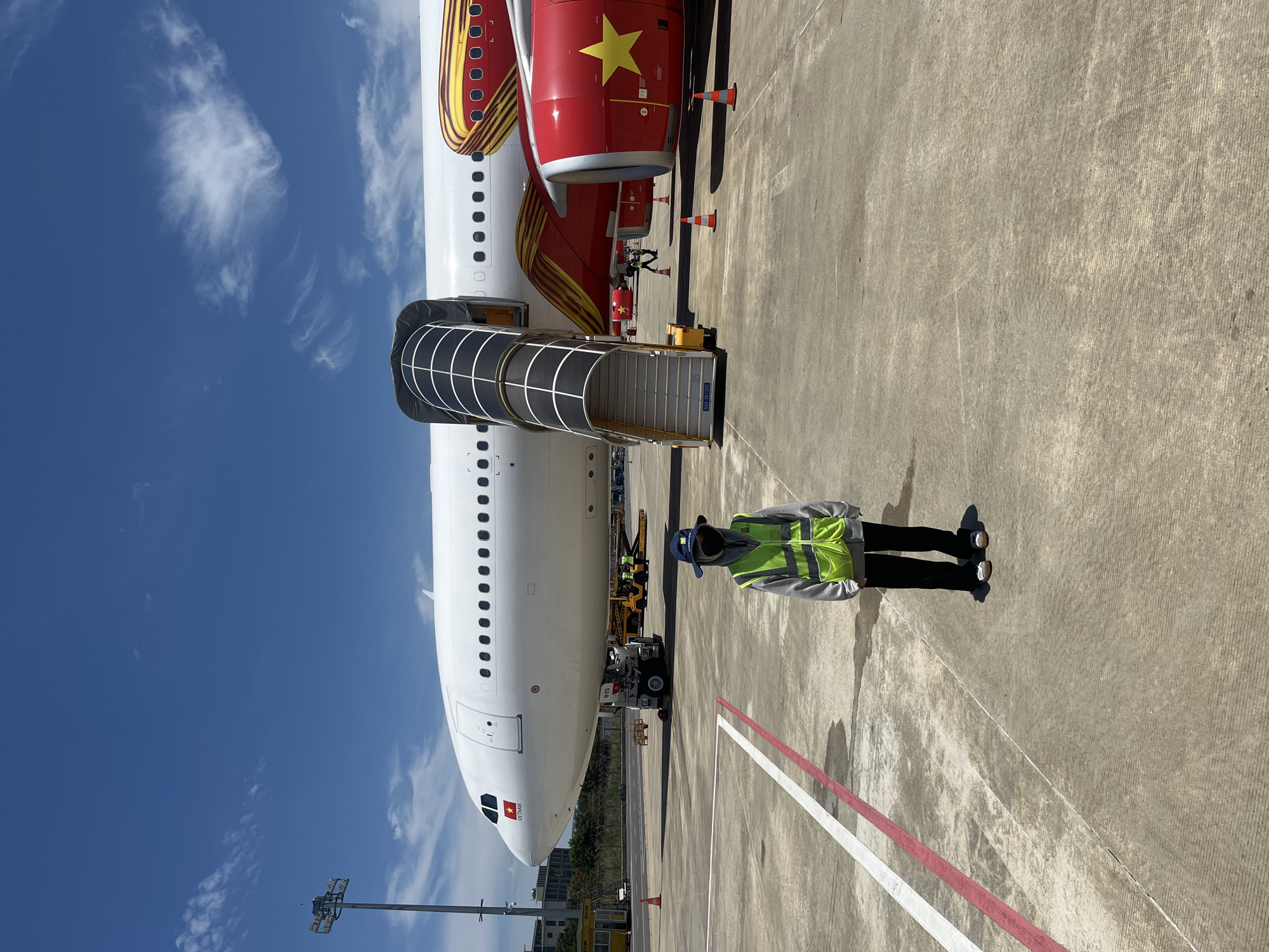 Ground crew and Vietnam Airlines aircraft on Da Nang tarmac