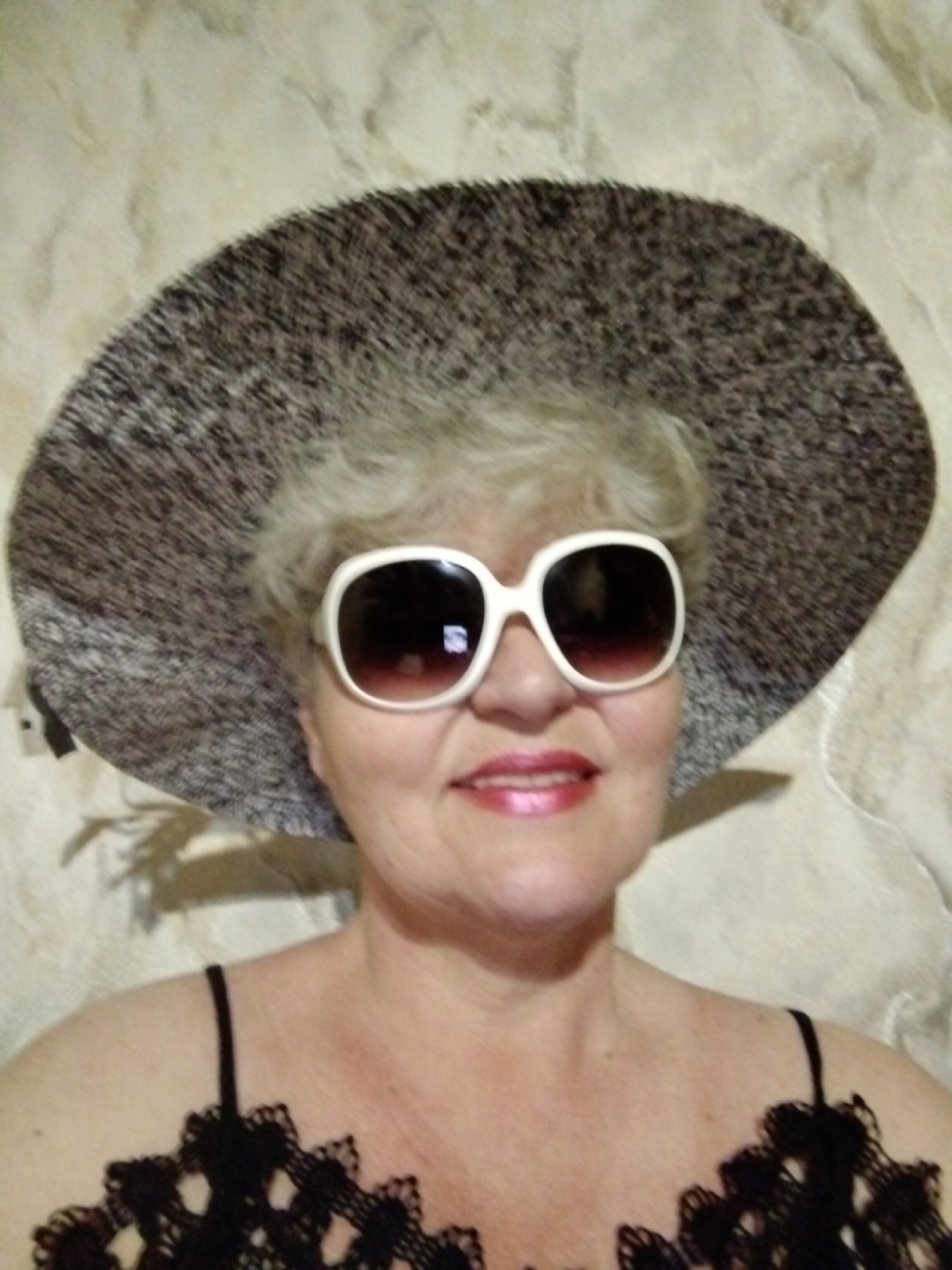 Woman in oversized sunglasses spotted in Horishni Plavni