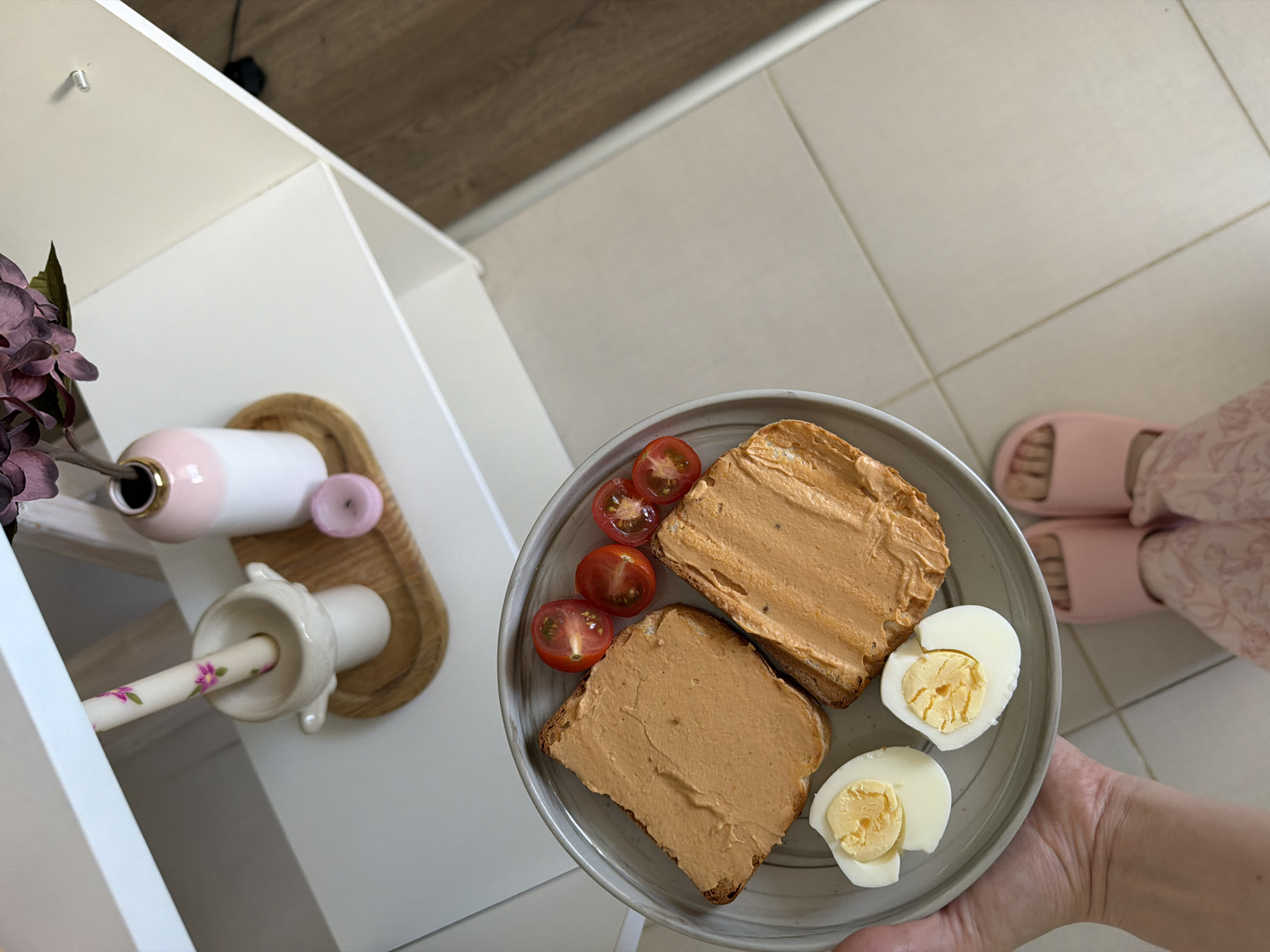 Kyiv morning at home: breakfast and cat care