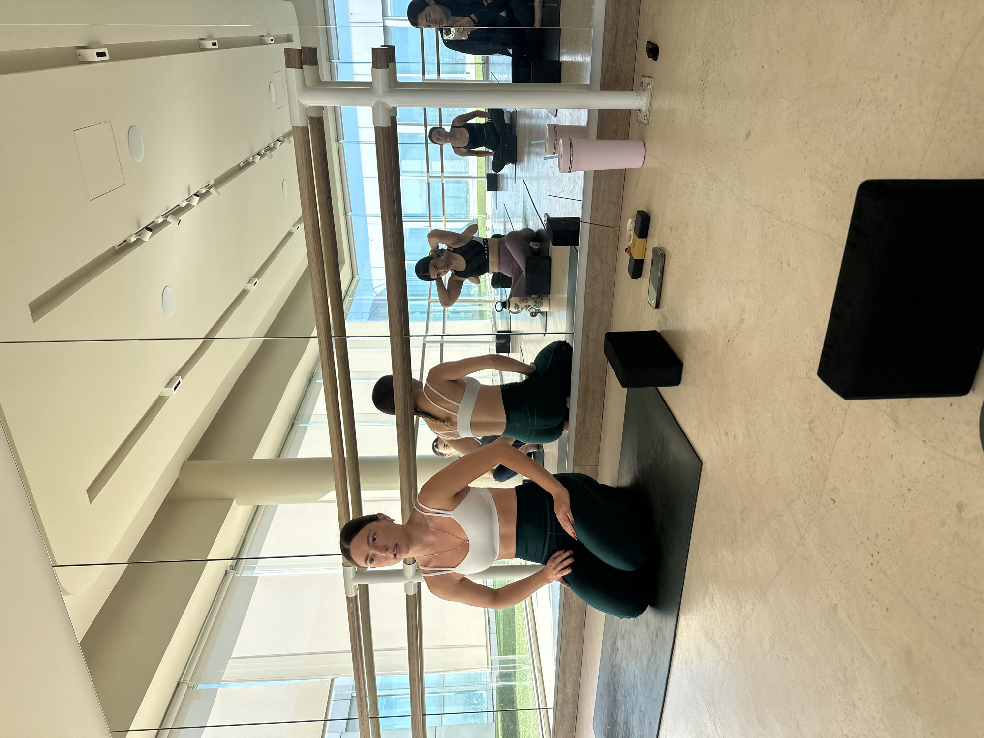 Afternoon yoga session and mirror selfie in Tlaxcalancingo studio