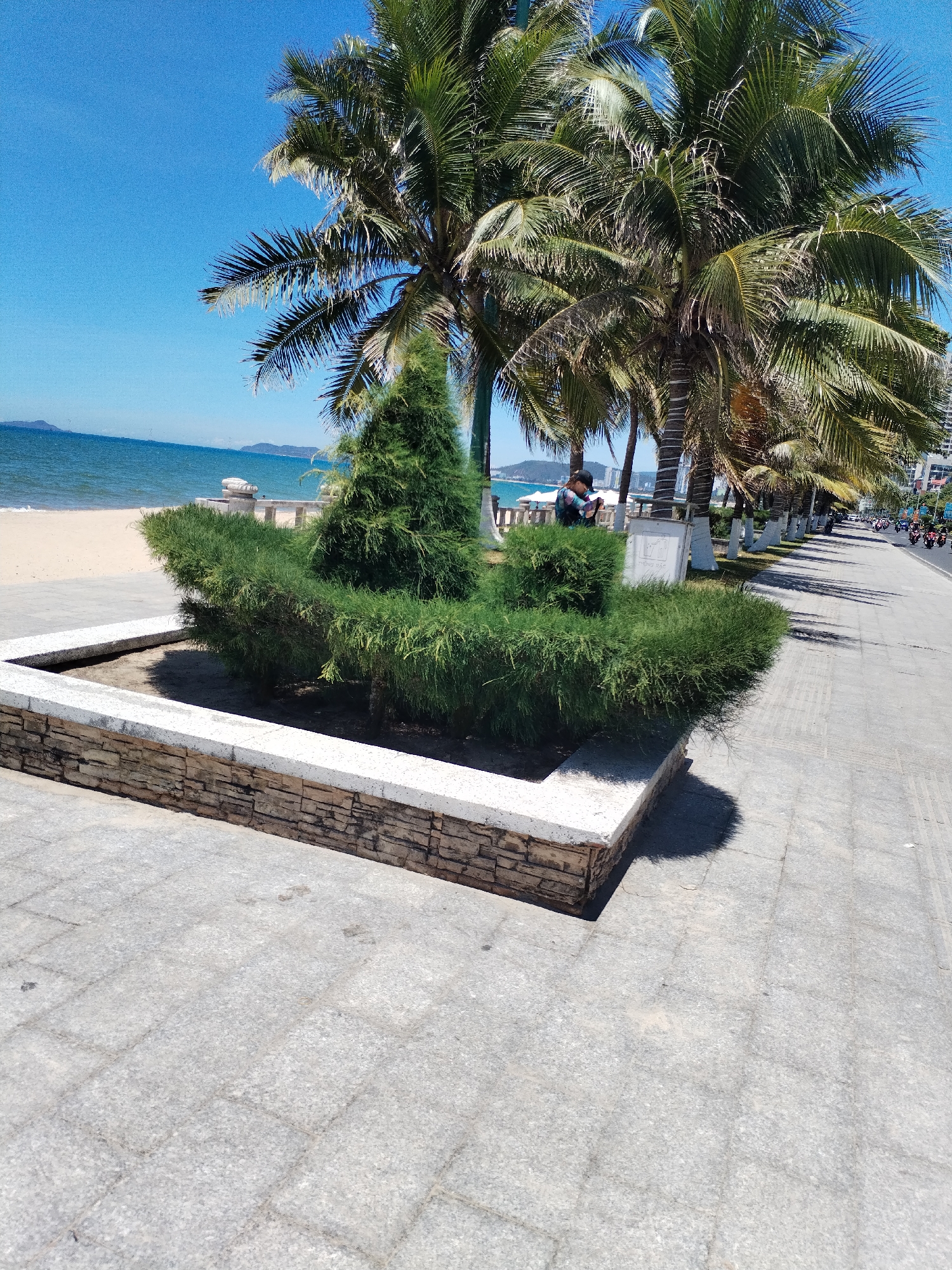 Early morning street and coastal scenes documented in Nha Trang