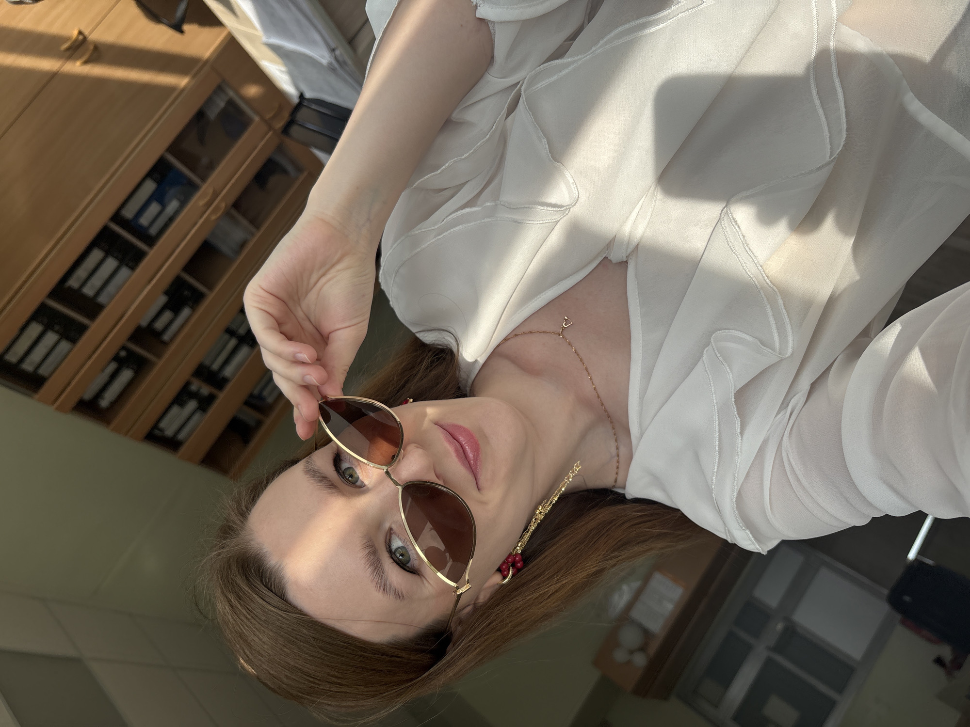 Woman documents morning routine with selfies in Izhevsk