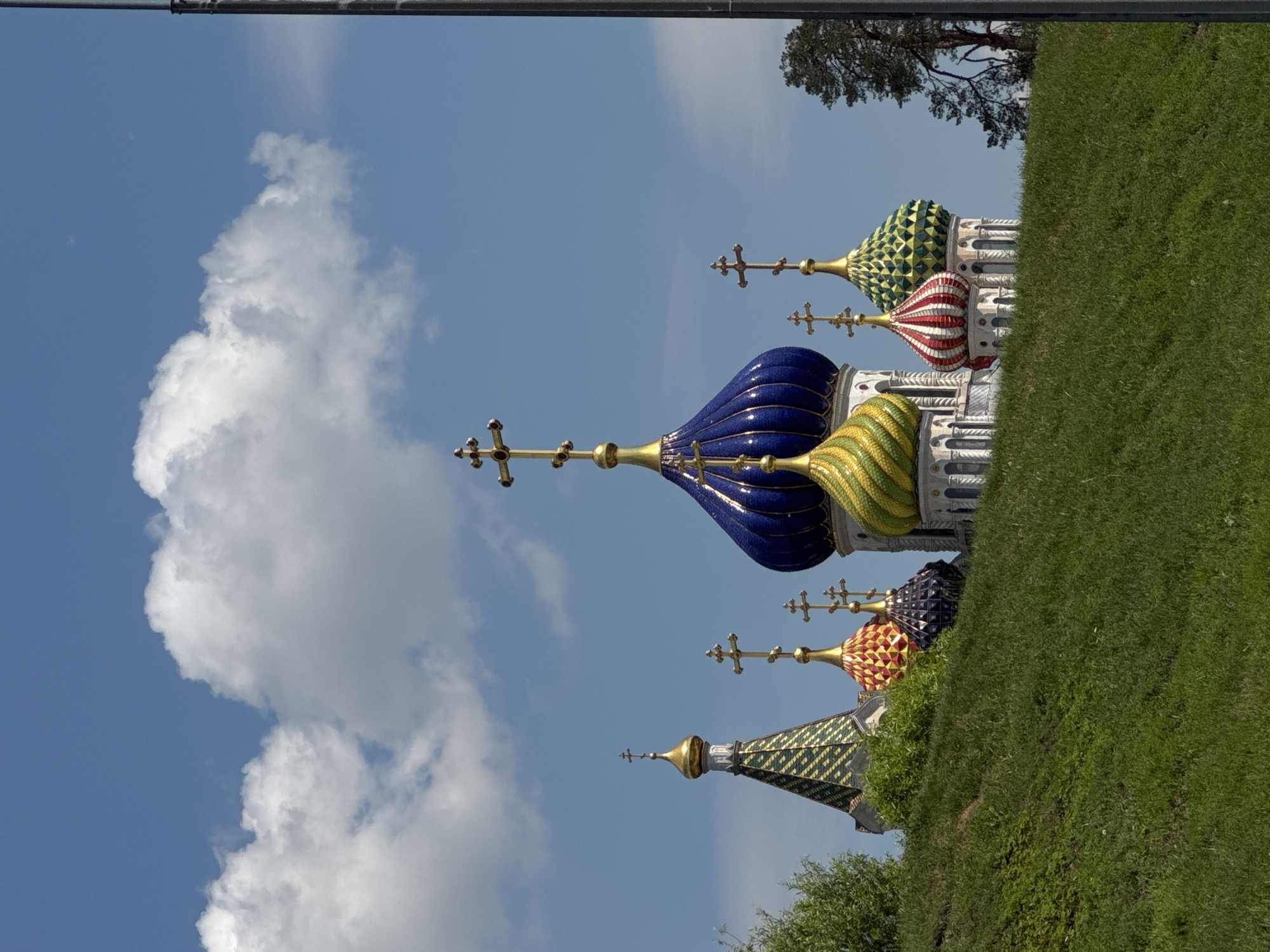 Moscow morning walk captures Orthodox domes, traffic lights, urban views