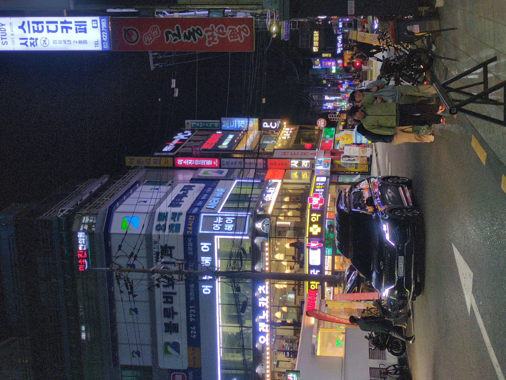 Seoul nightlife documented in central district Monday evening