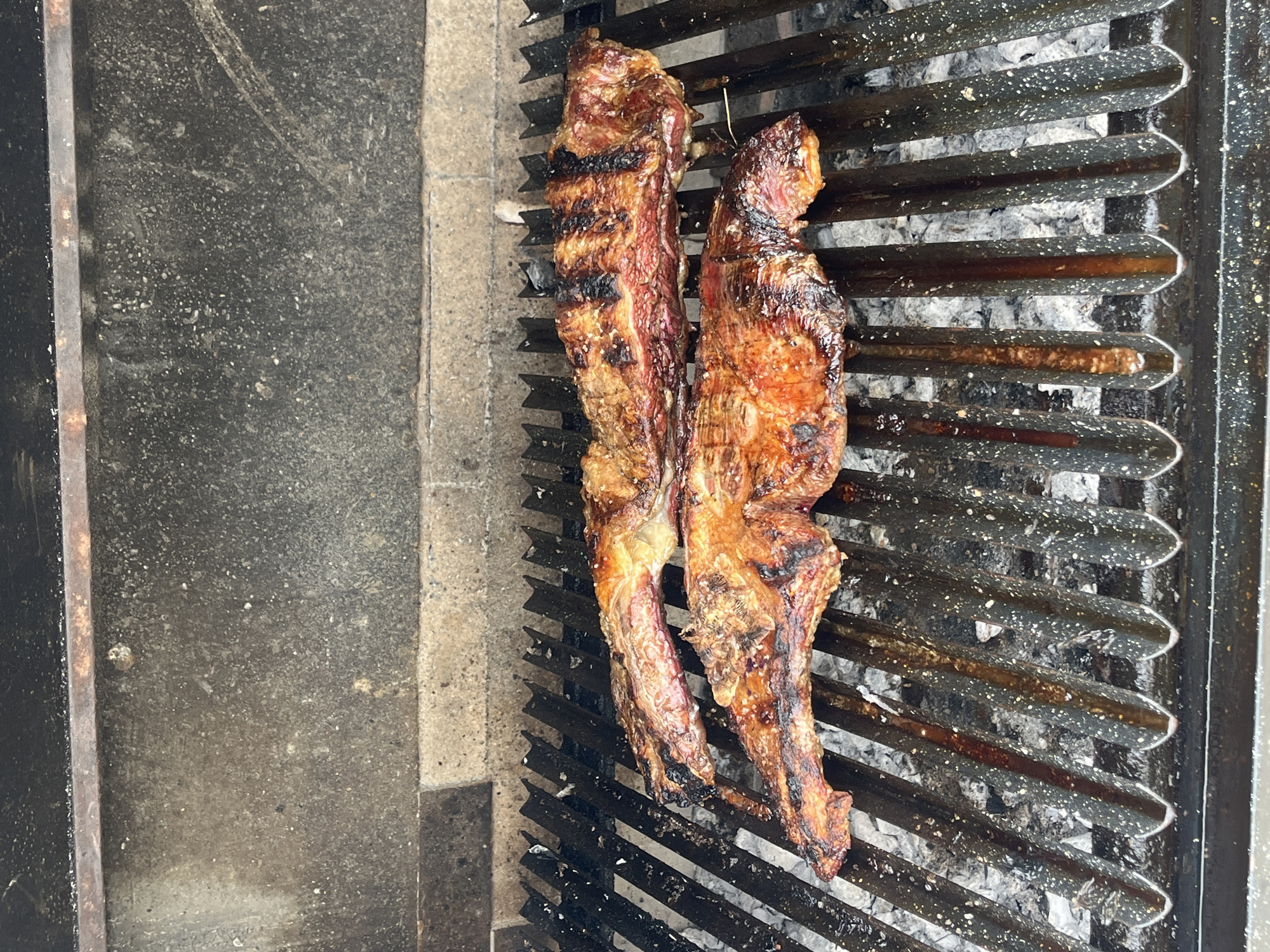 Sidewalk barbecue gathering documented by witnesses in Buenos Aires