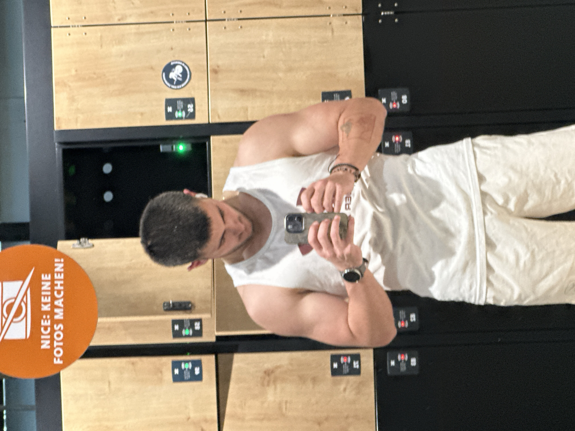 Man takes selfies in Essen gym locker room