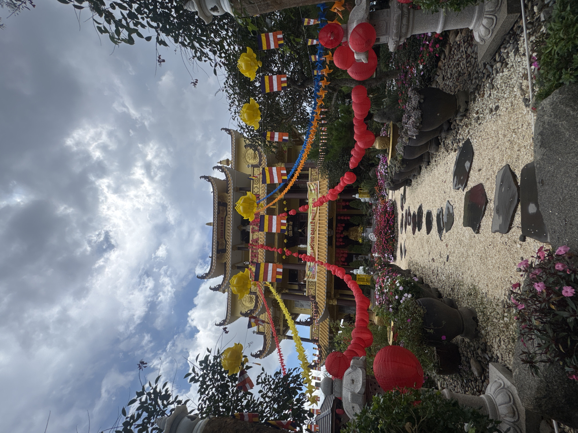 Morning life documented across Da Lat temples, streets, homes