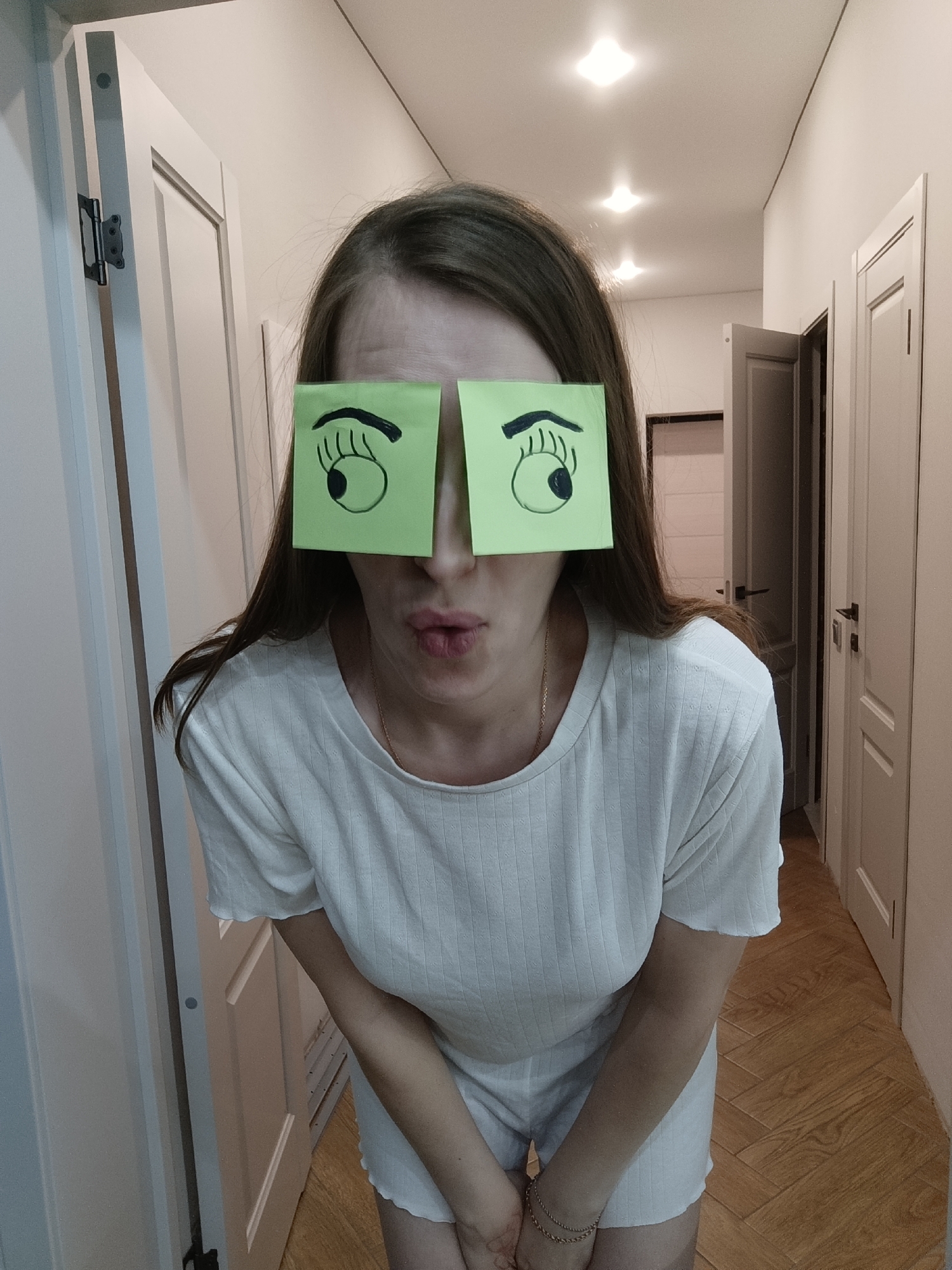 Woman creates playful eye art with sticky notes in Russia
