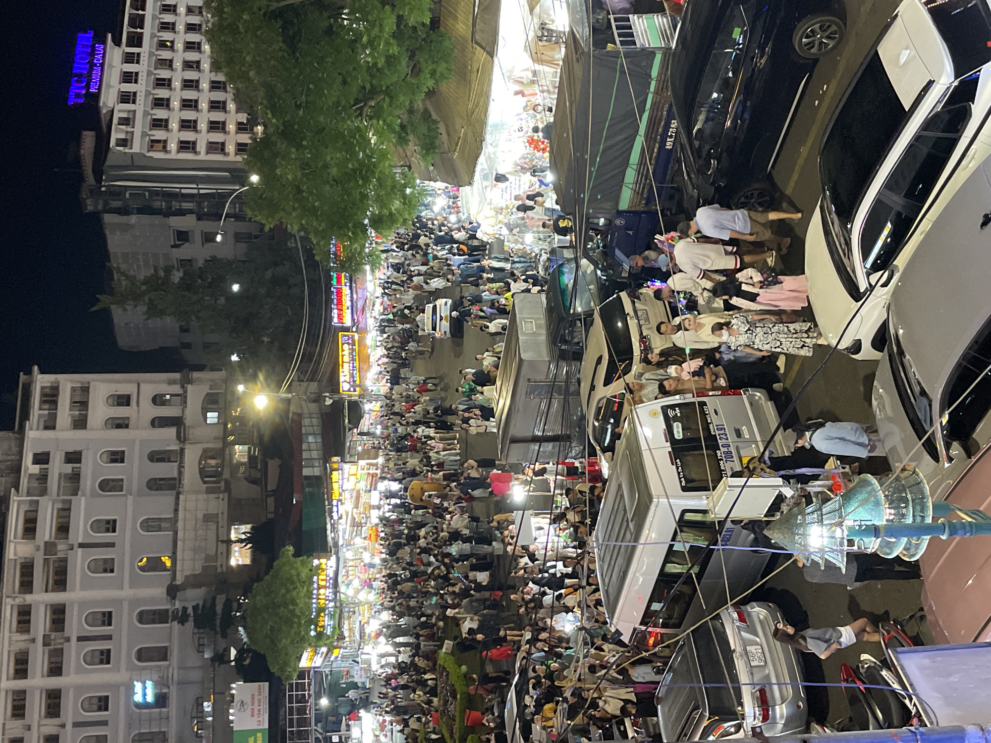 Da Lat night market bustles with crowds and vendors