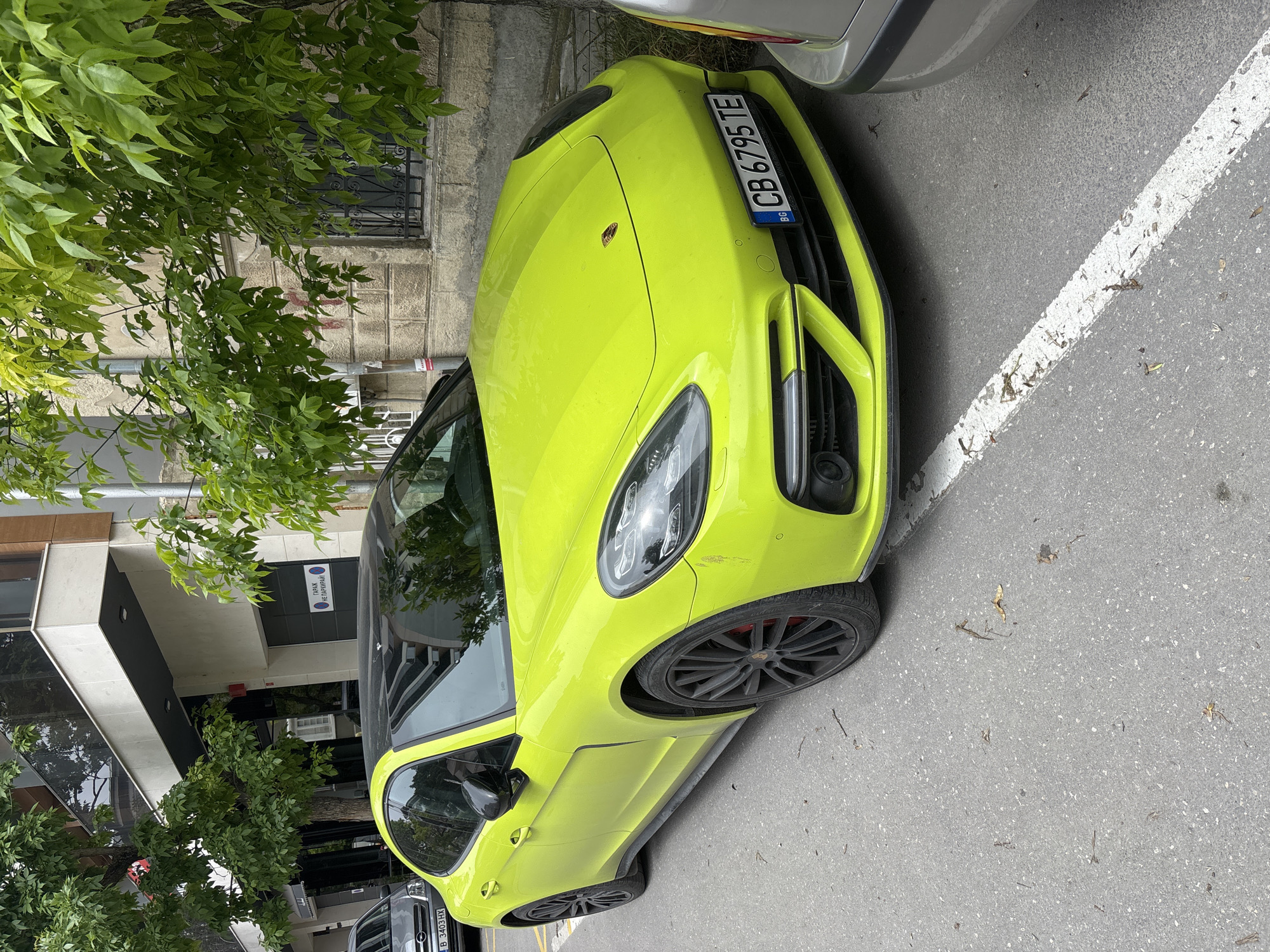 Witness documents parked cars, people in overgrown Varna area