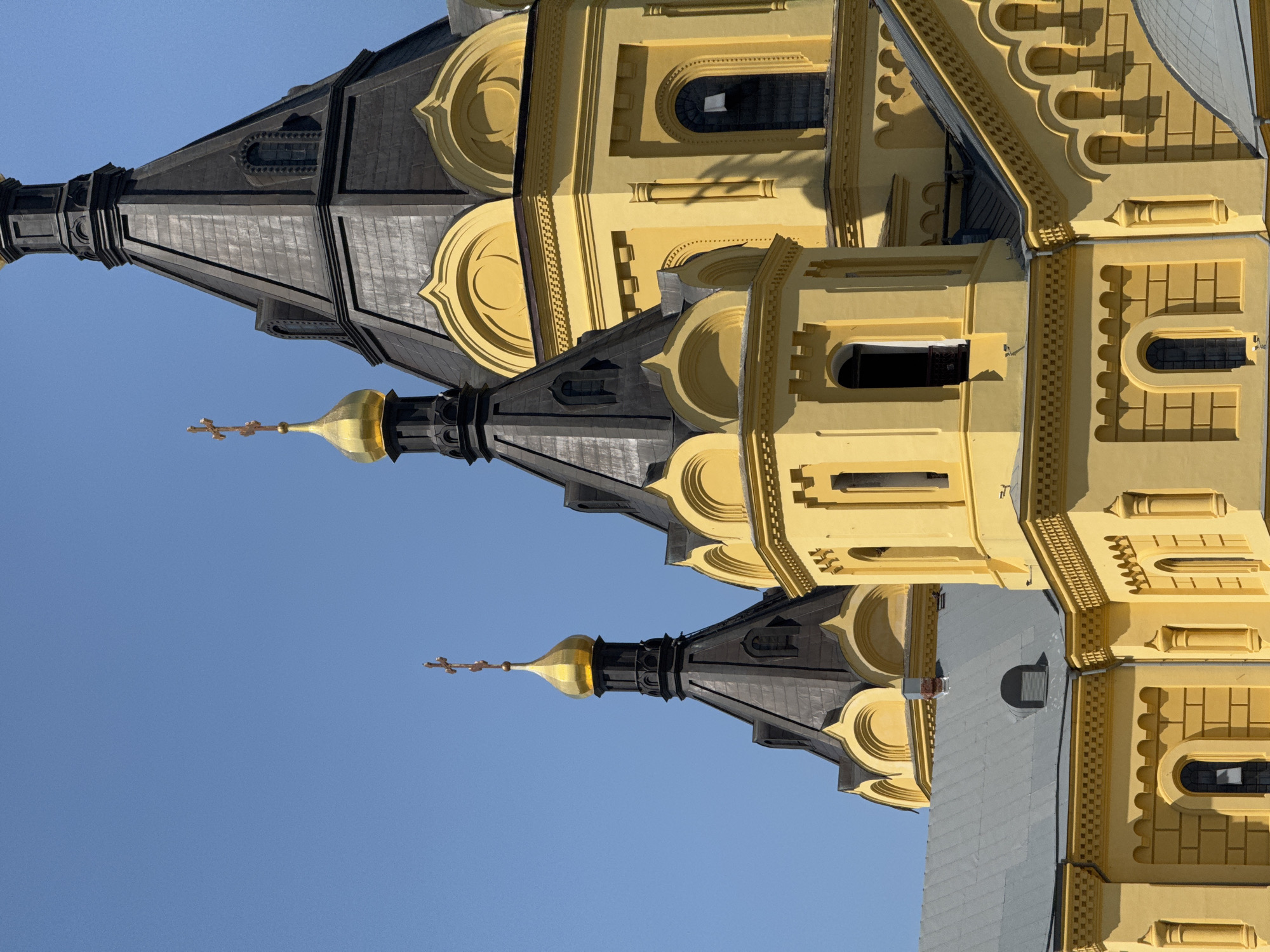 Clear morning views captured of Nizhny Novgorod cathedral and waterfront