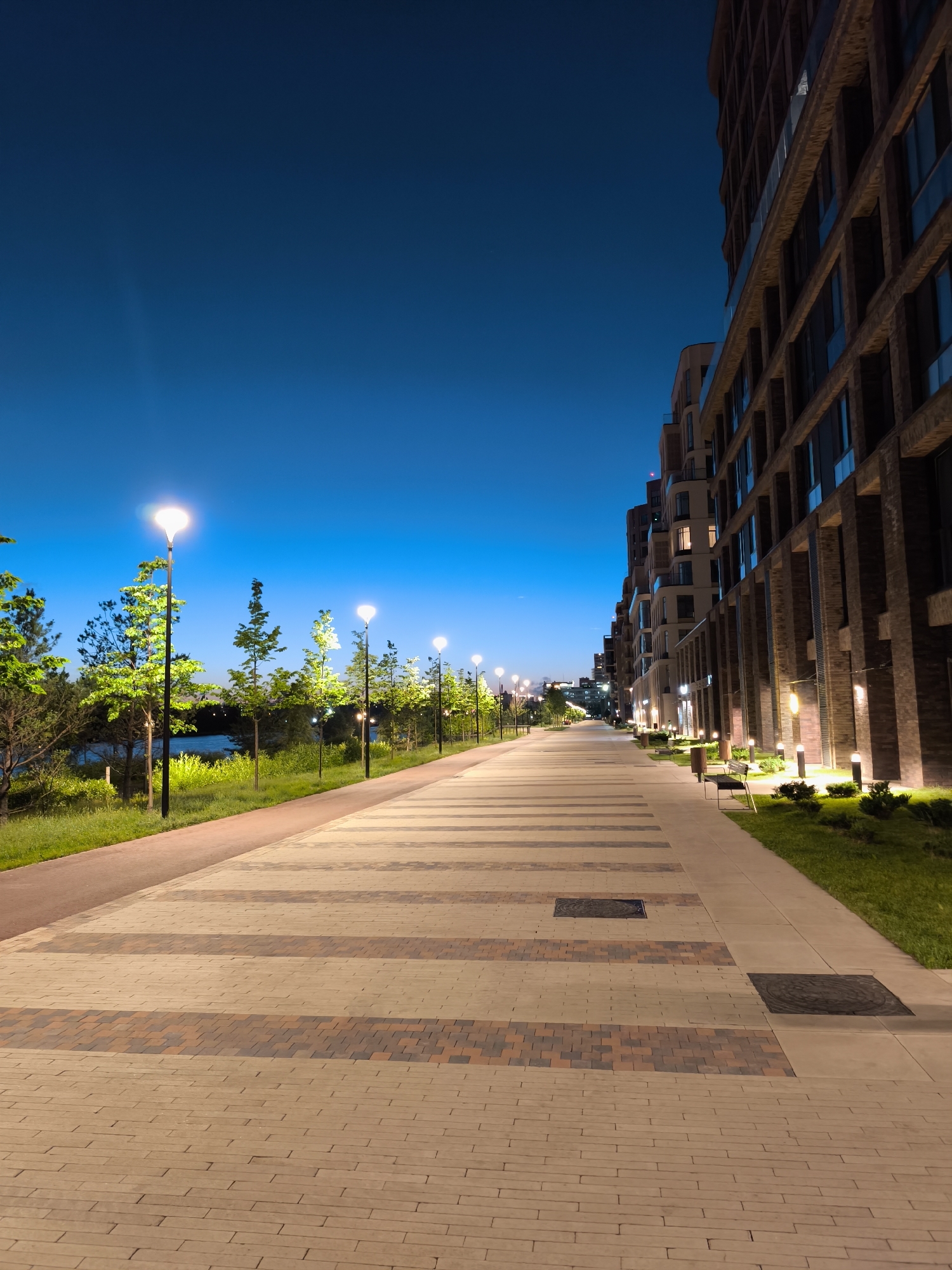 Evening stroll through a Moscow residential neighborhood at night