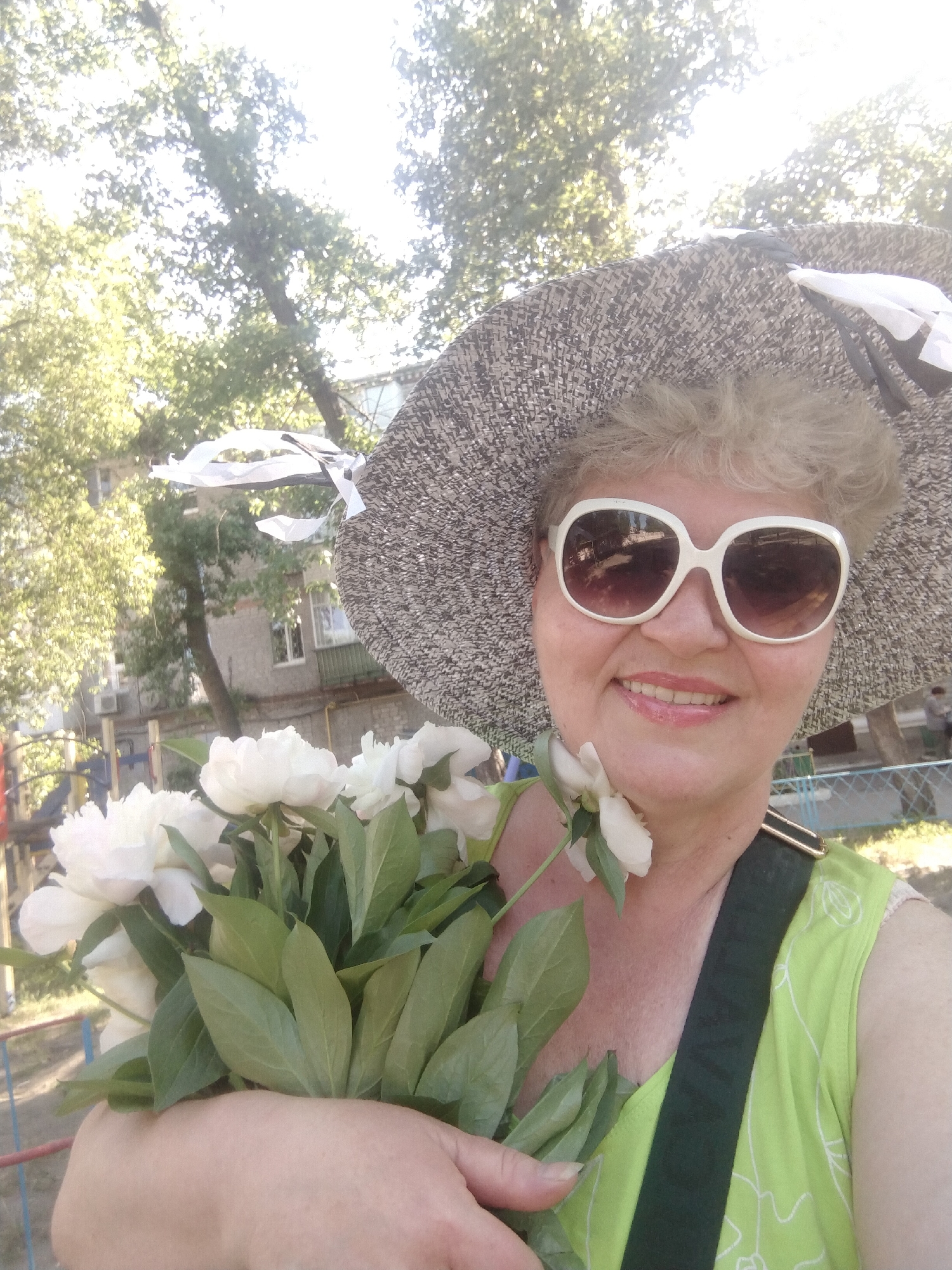 Woman documents morning outing with Rottweiler and peonies in Ukraine